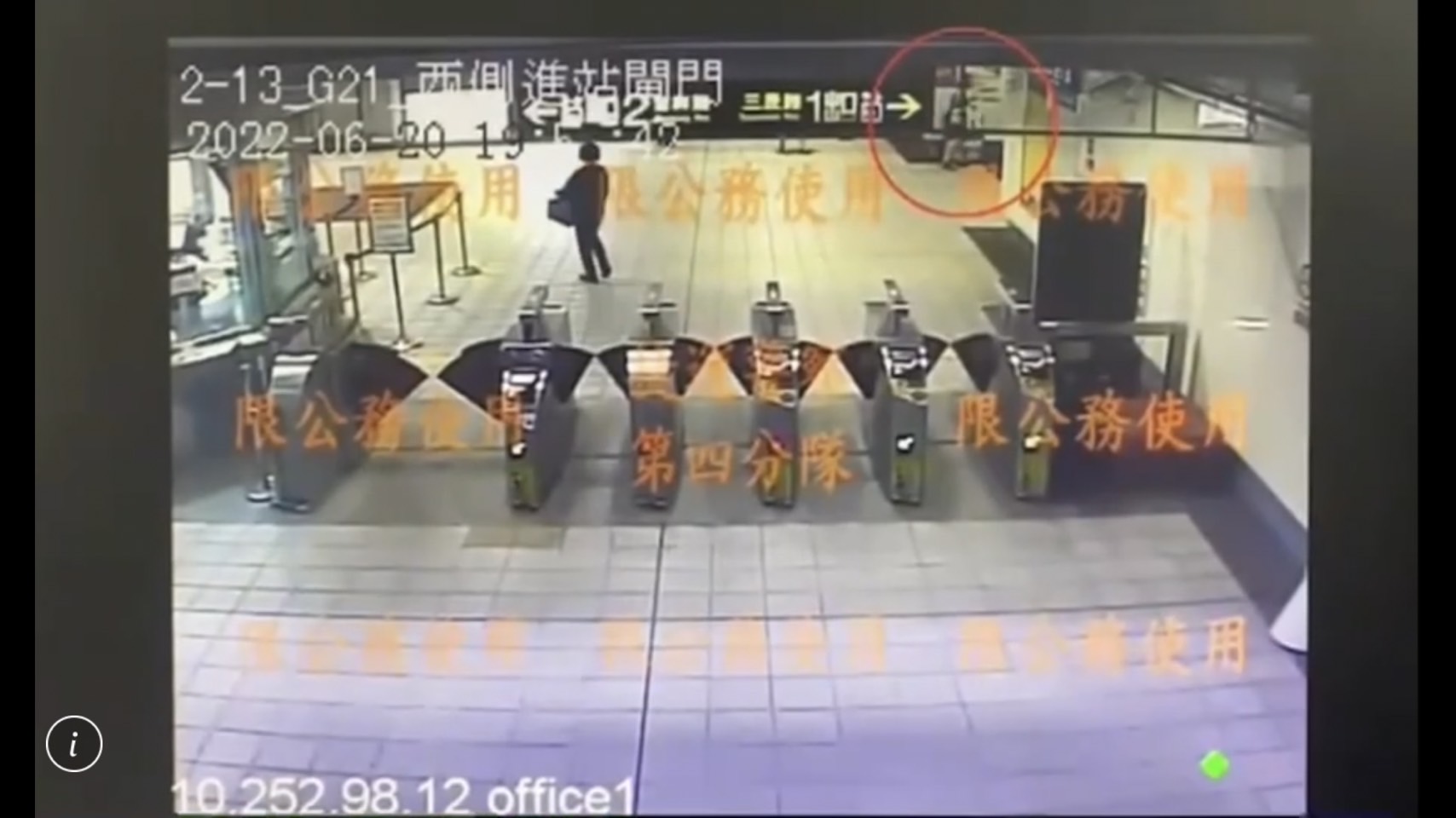 警方調閱監視器，確認是蔡女誤丟了現金。（翻攝畫面）
