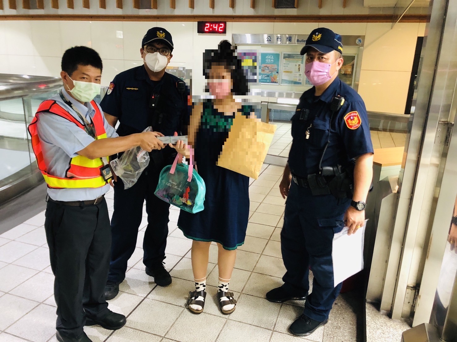 捷運清潔人員在垃圾桶內找到裝有30萬元的牛皮紙袋。（翻攝畫面）