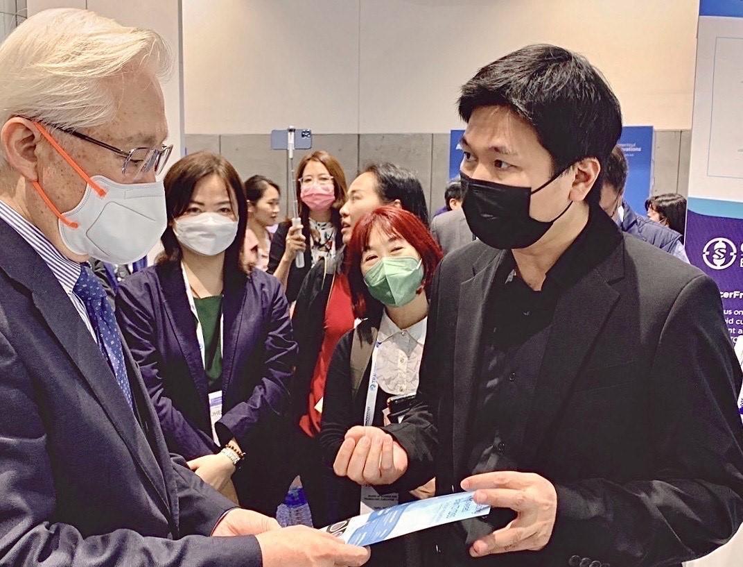 Deep01創辦人周仁海瞄準腦出血患者,以AI搶救治療黃金期。左為科技部長吳政忠。(Deep01提供)