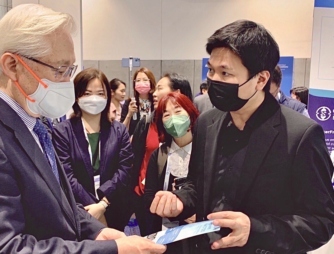 Deep01創辦人周仁海瞄準腦出血患者，以AI搶救治療黃金期。左為科技部長吳政忠。（Deep01提供）