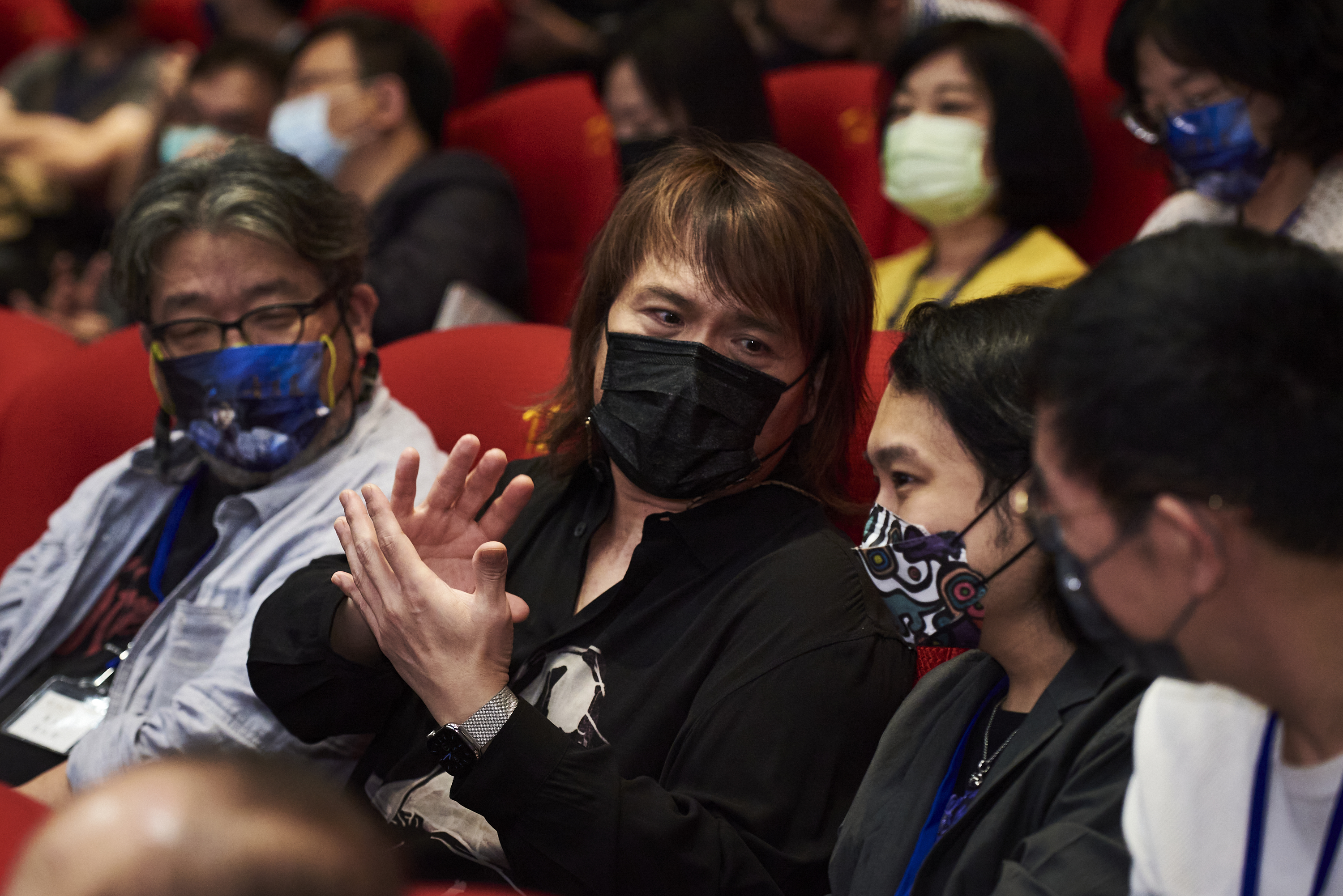 伍佰以霹靂布袋戲《聖石傳說》主題曲演唱者身分參加《咱 江湖再見》黃文擇紀念展揭幕儀式。（霹靂國際多媒體提供）