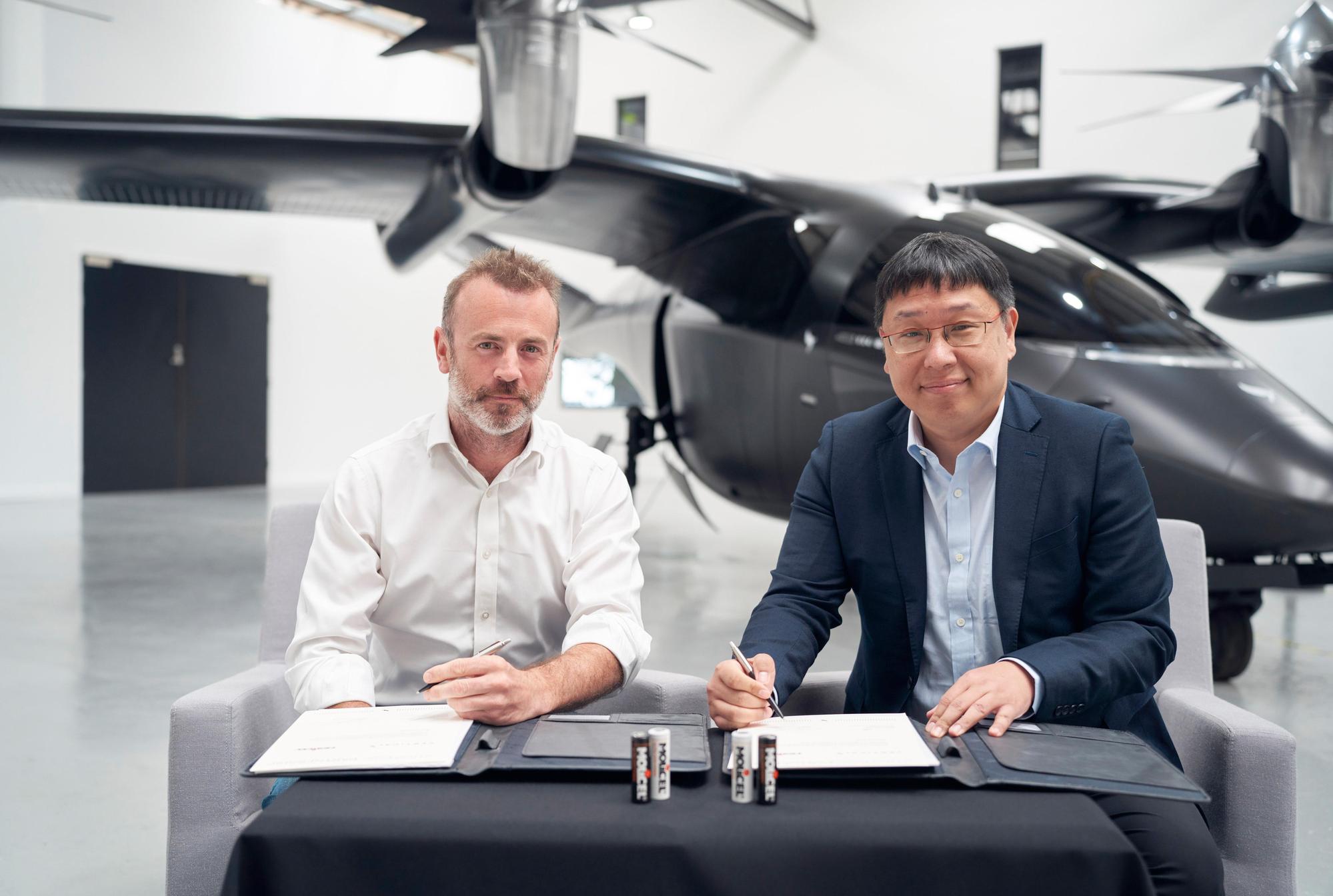 能元科技(右為總經理薛人禎)宣布與英國Vertical Aerospace(左為執行長Stephen Fitzpatrick)公司合作,VA旗下電動垂直起降飛行器eVTOL VX4將使用能元科技的超高功率三元鋰電池。(台泥提供)