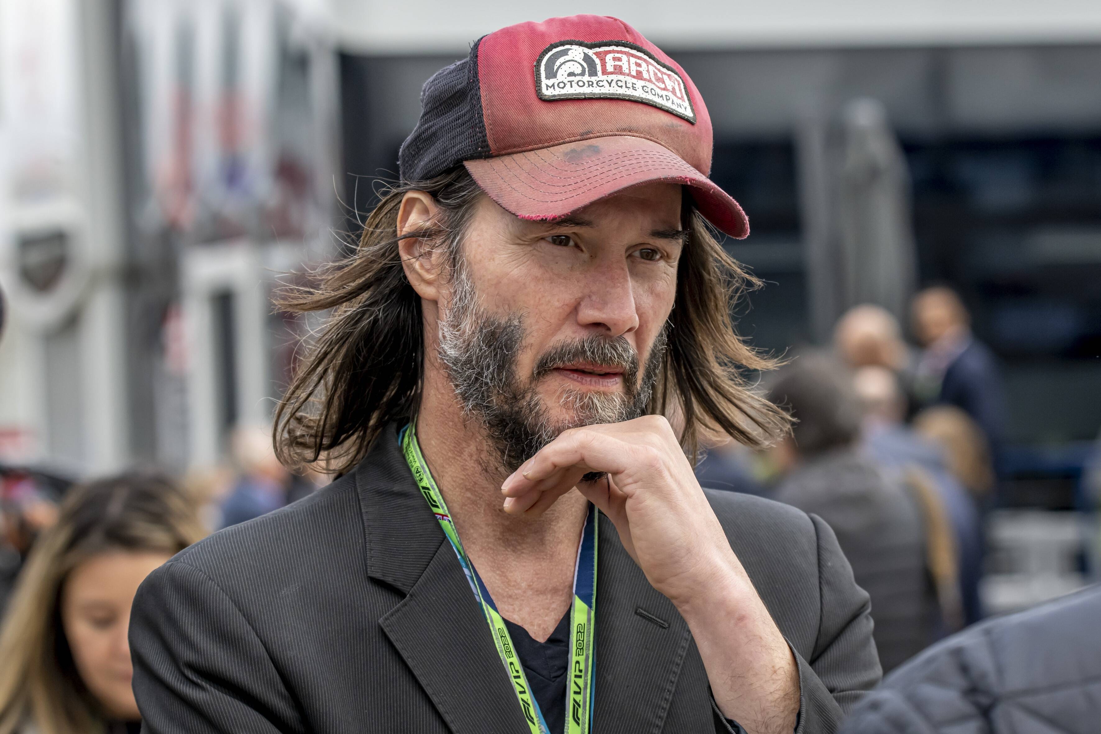 一身頹廢造型的基努李維出席英國一級方程式大賽車。（東方IC）