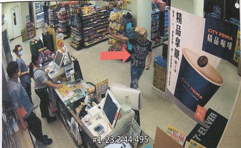 一名男子日前頭戴紙袋闖進超商大喊「搶劫」，結果竟然是開玩笑。（翻攝畫面）