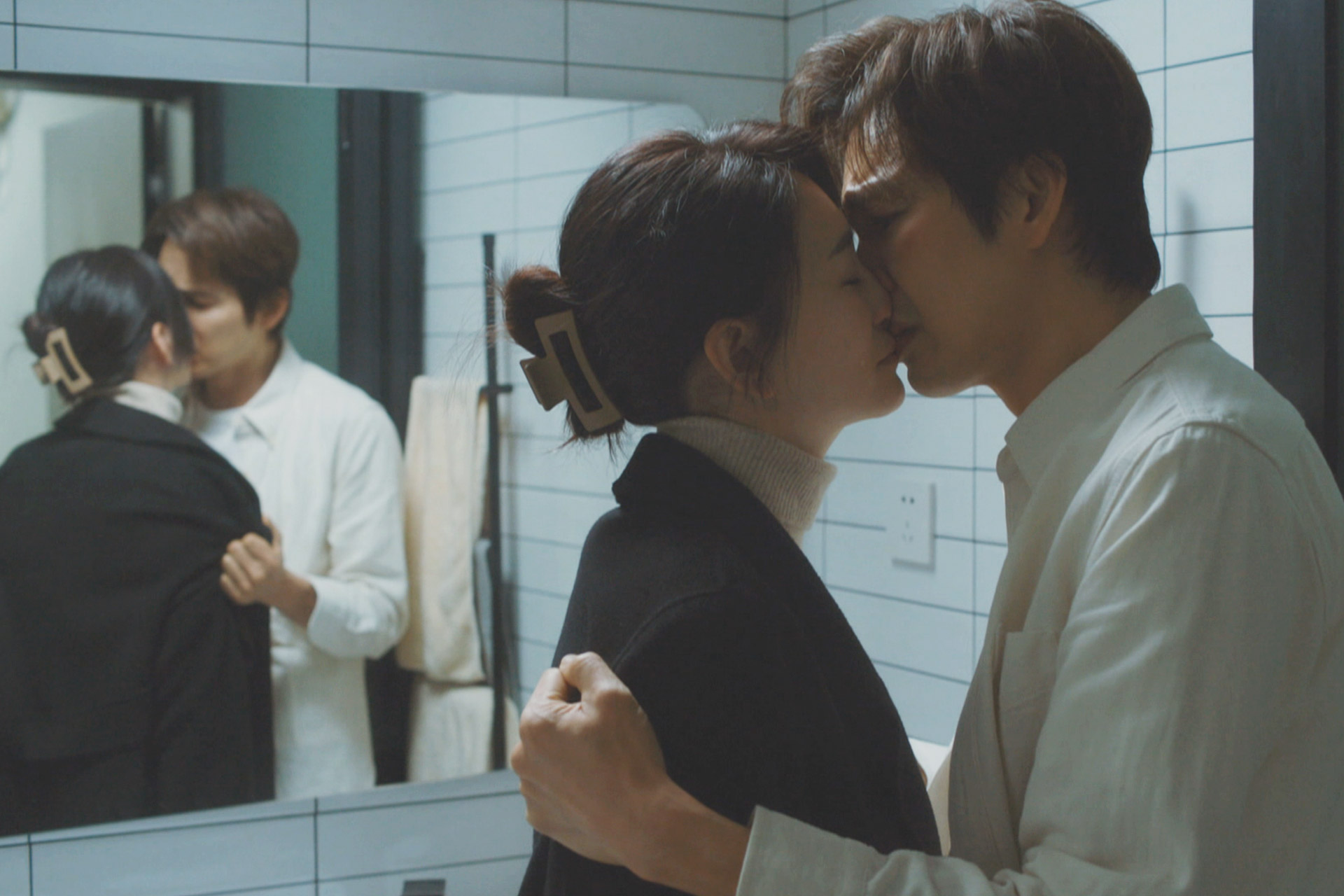 《今生有你》鍾漢良心疼李小冉受傷，最後無法抑制情感而上演「浴室濕吻」名場面。（中天娛樂台提供）