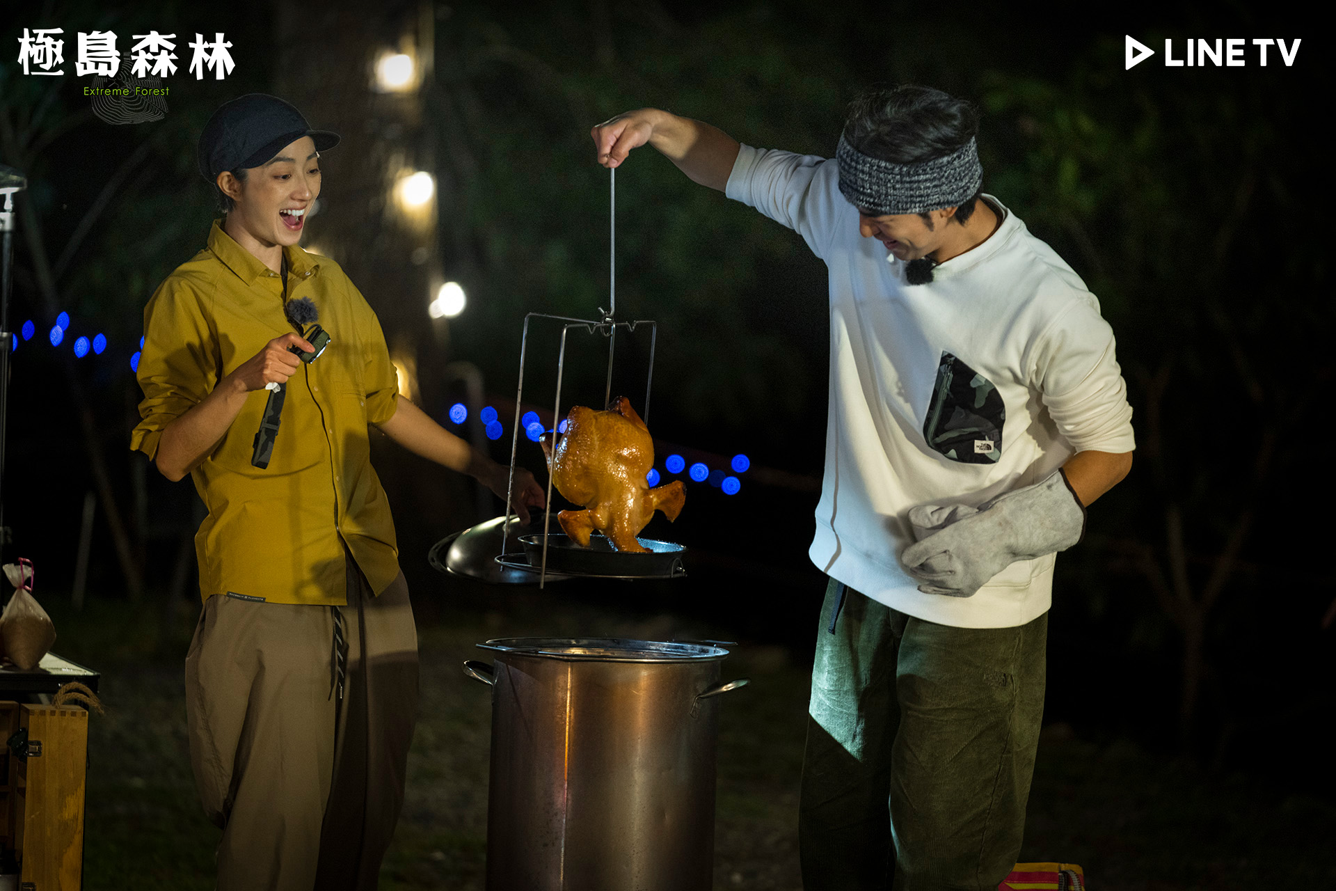 桂綸鎂（左）與陳柏霖（右）出外景挑戰烤桶仔雞。（LINE TV提供）