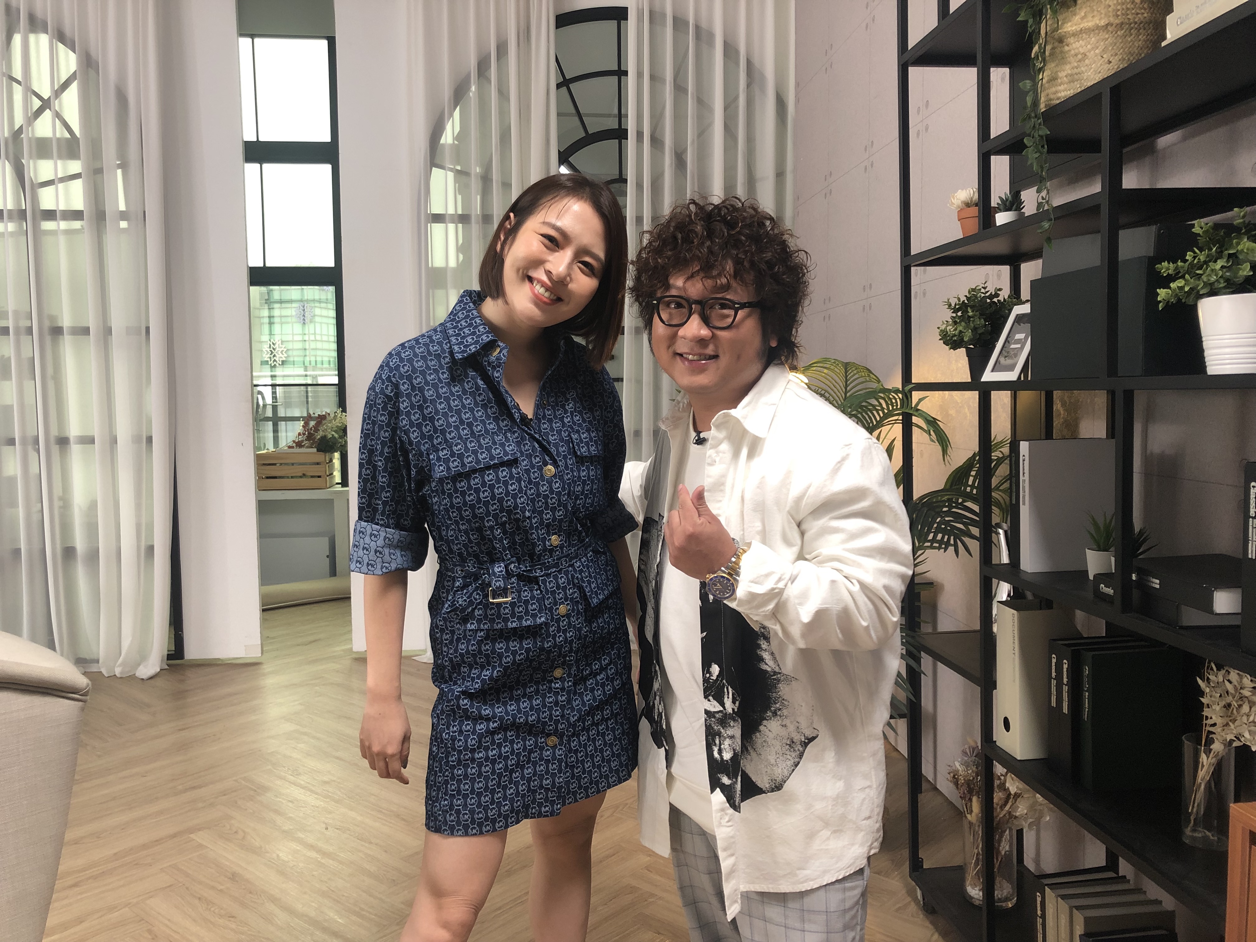 劉品言（左）上節目接受納豆（右）訪問。（鏡新聞提供）