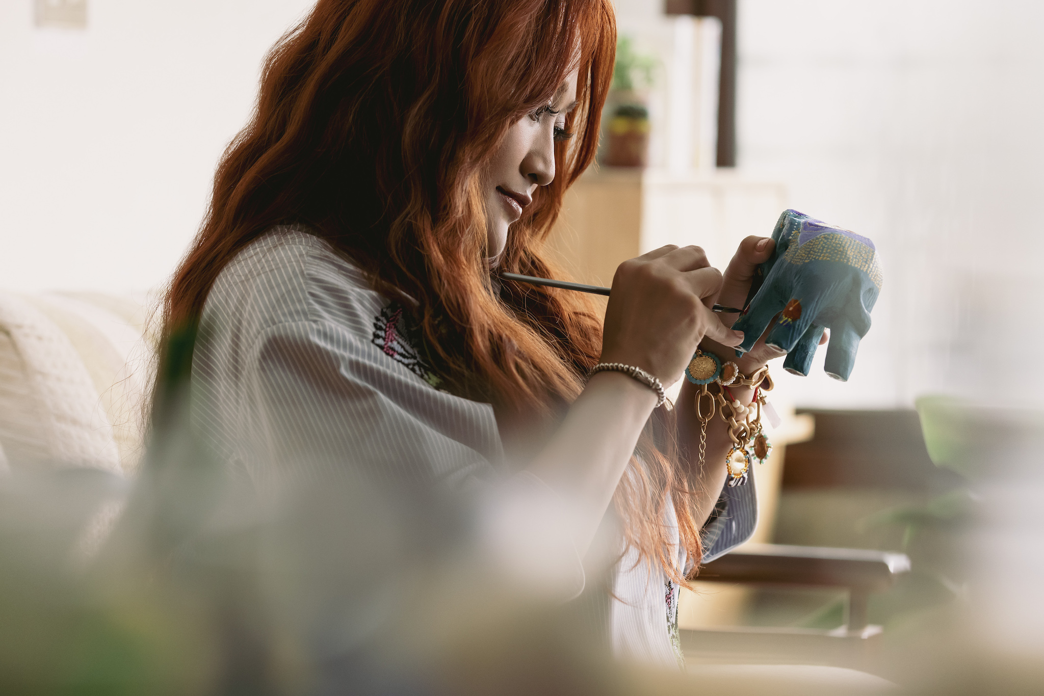 家家把親自彩繪的藍色大象拿到〈For Baby〉MV中獻祝福。（相信音樂提供）