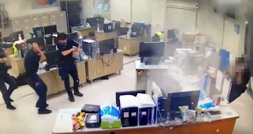 於男在派出所內引爆土製炸彈，除派出所櫃台被炸開，他也因炸彈威力太大被炸飛。（翻攝記者爆料網）