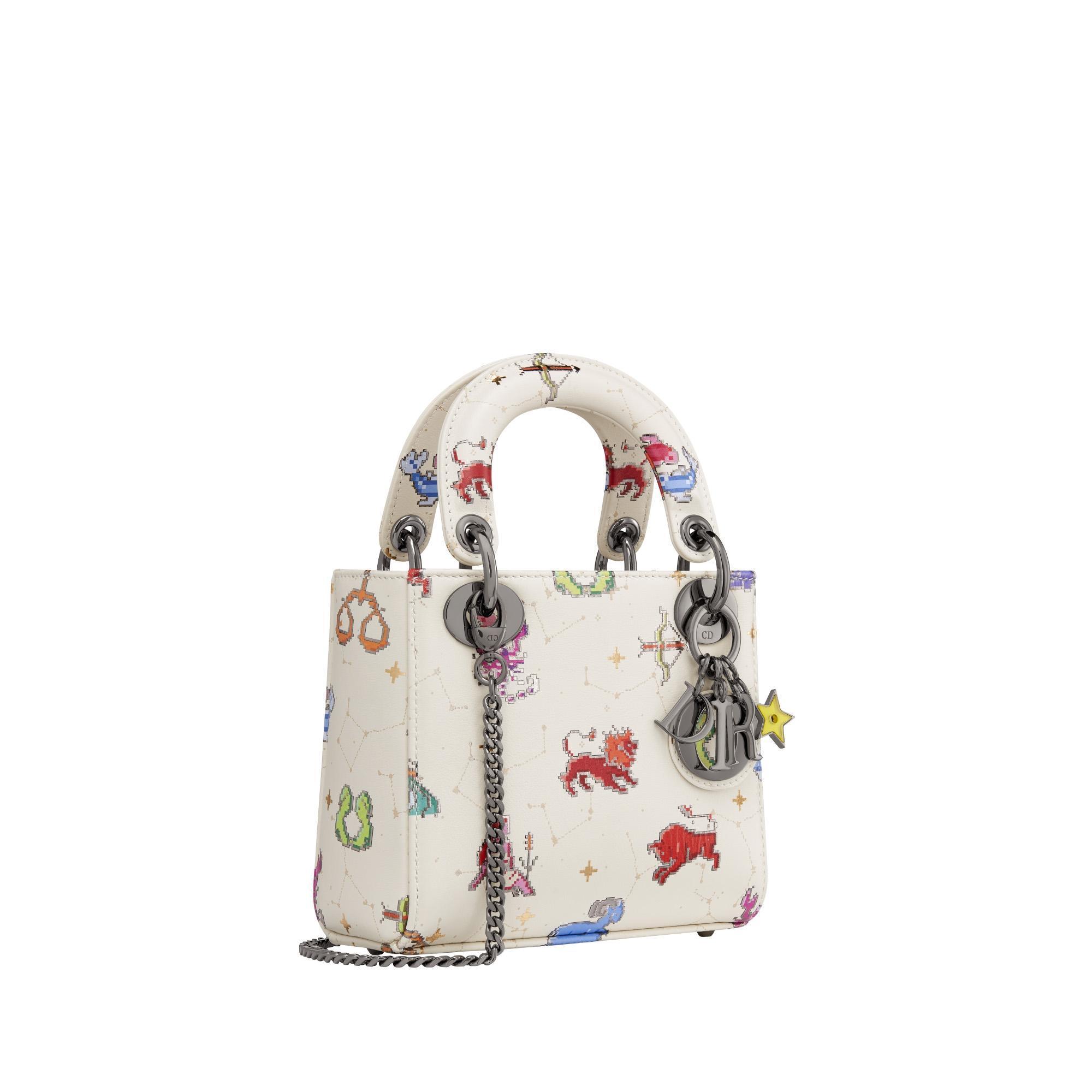 Lady Dior mini星座圖案拿鐵白小牛皮鍊帶提包。NT$145,000(迪奧提供)