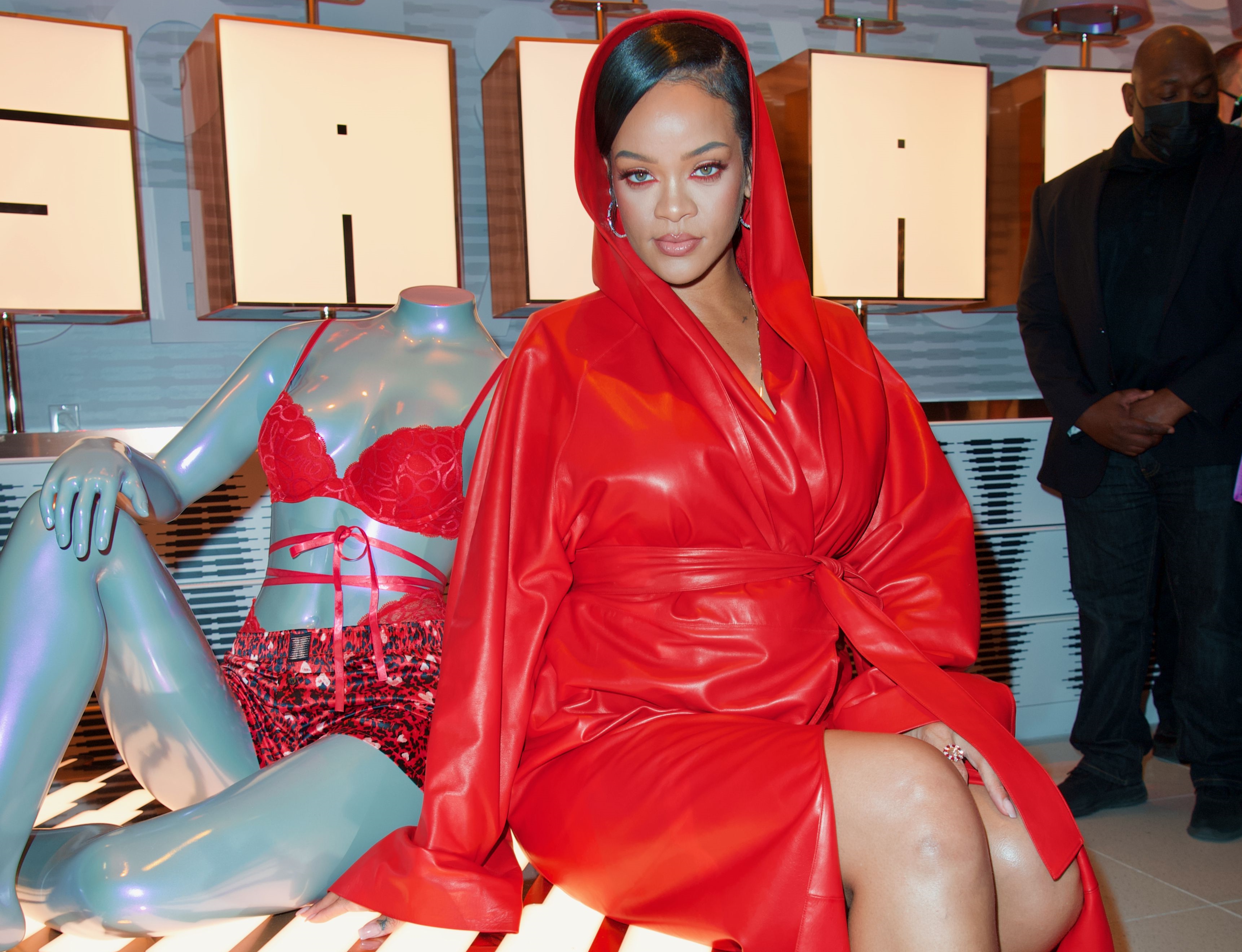 蕾哈娜轉戰時尚與化妝品產業表現不俗，業績強強滾，讓她成為全美最年輕白手起家的女性。（東方IC）