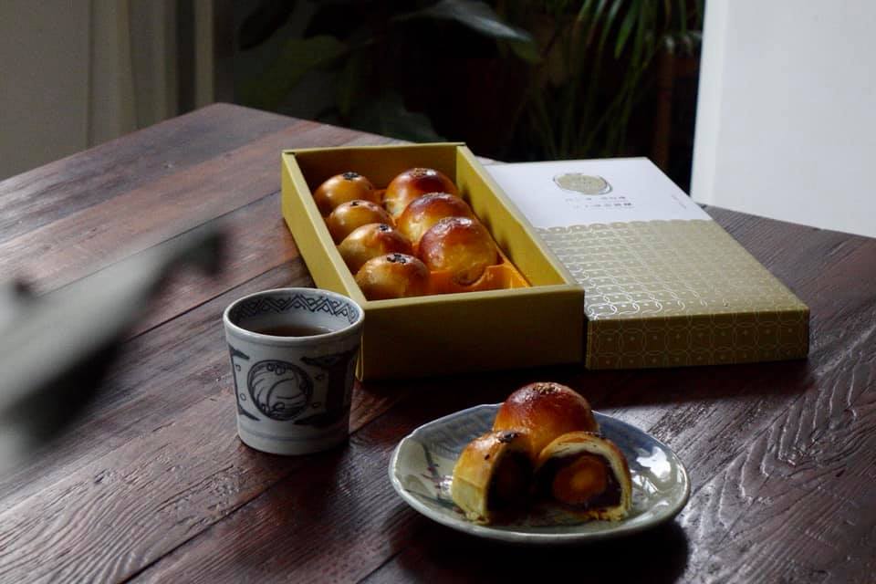 中秋伴手禮市場吹起懷舊風，節慶餐桌上的蛋黃酥成為話題甜點。