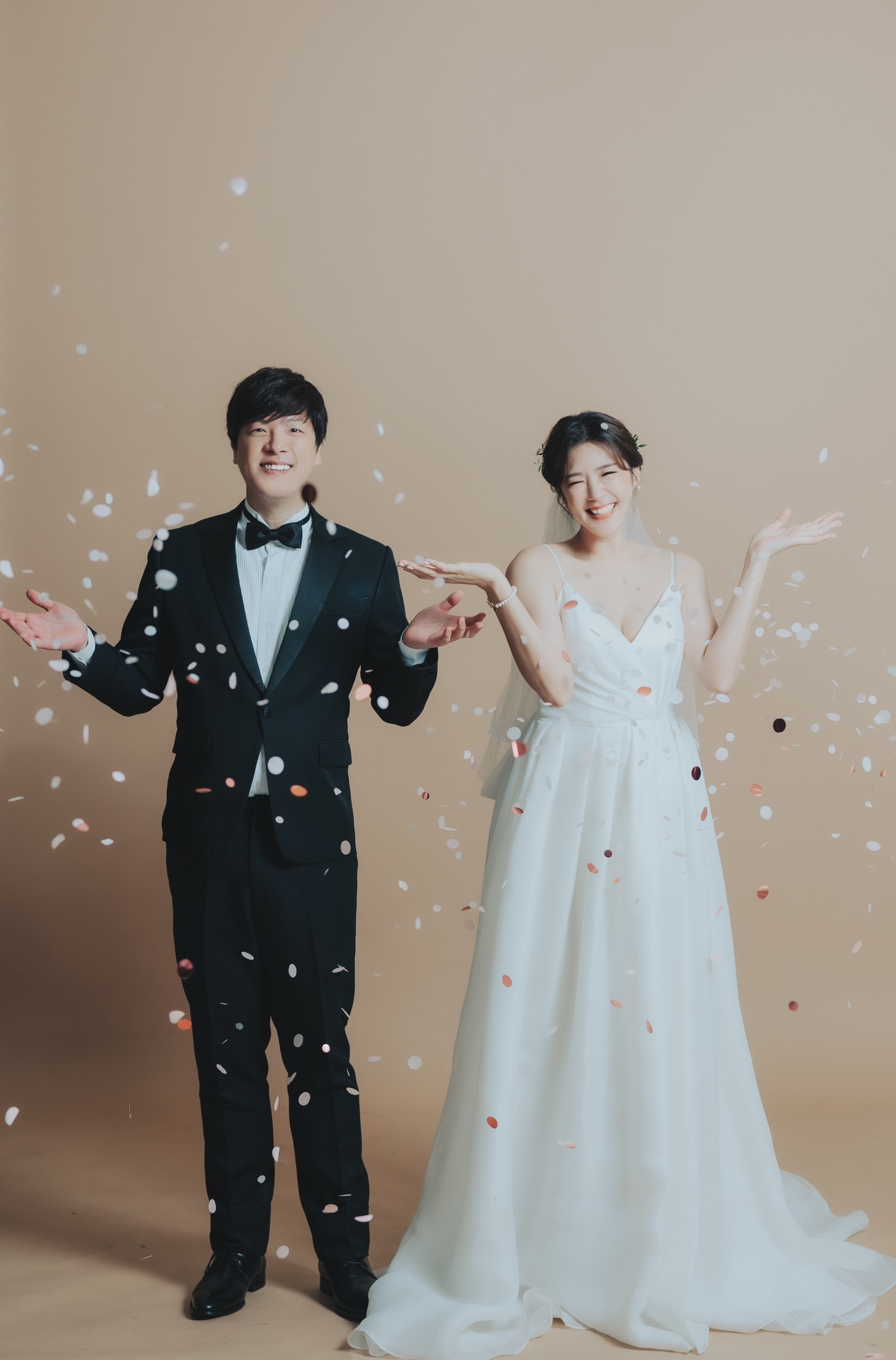 鄭亦真升格為人妻婚紗照也曝光。（中天提供）