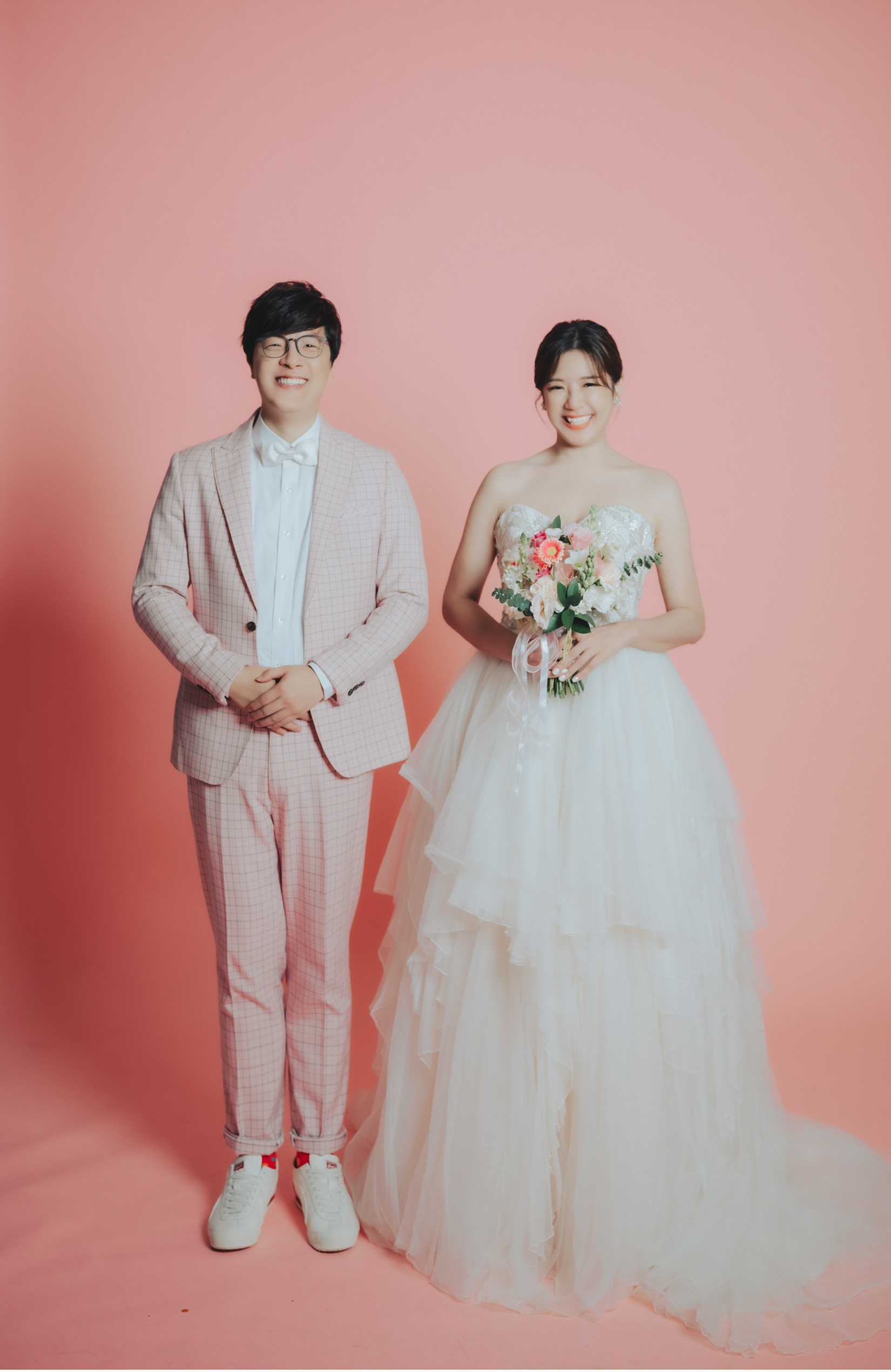 鄭亦真與老公日前拍浪漫婚紗照。（中天提供）