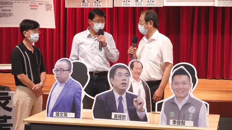 謝龍介(中)請納骨塔業者李瑞祥(右)及其友人(左)還原2次宴席的情形。(翻攝自謝龍介臉書)
