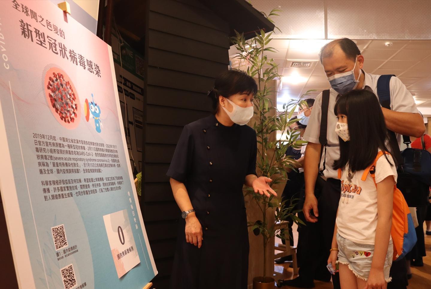 民眾藉由各類疫病主題的闖關模式,啟發防疫知識的學習興趣,適合大小朋友親子參與,寓教於樂在遊戲中快樂吸收新知。(慈濟基金會提供)
