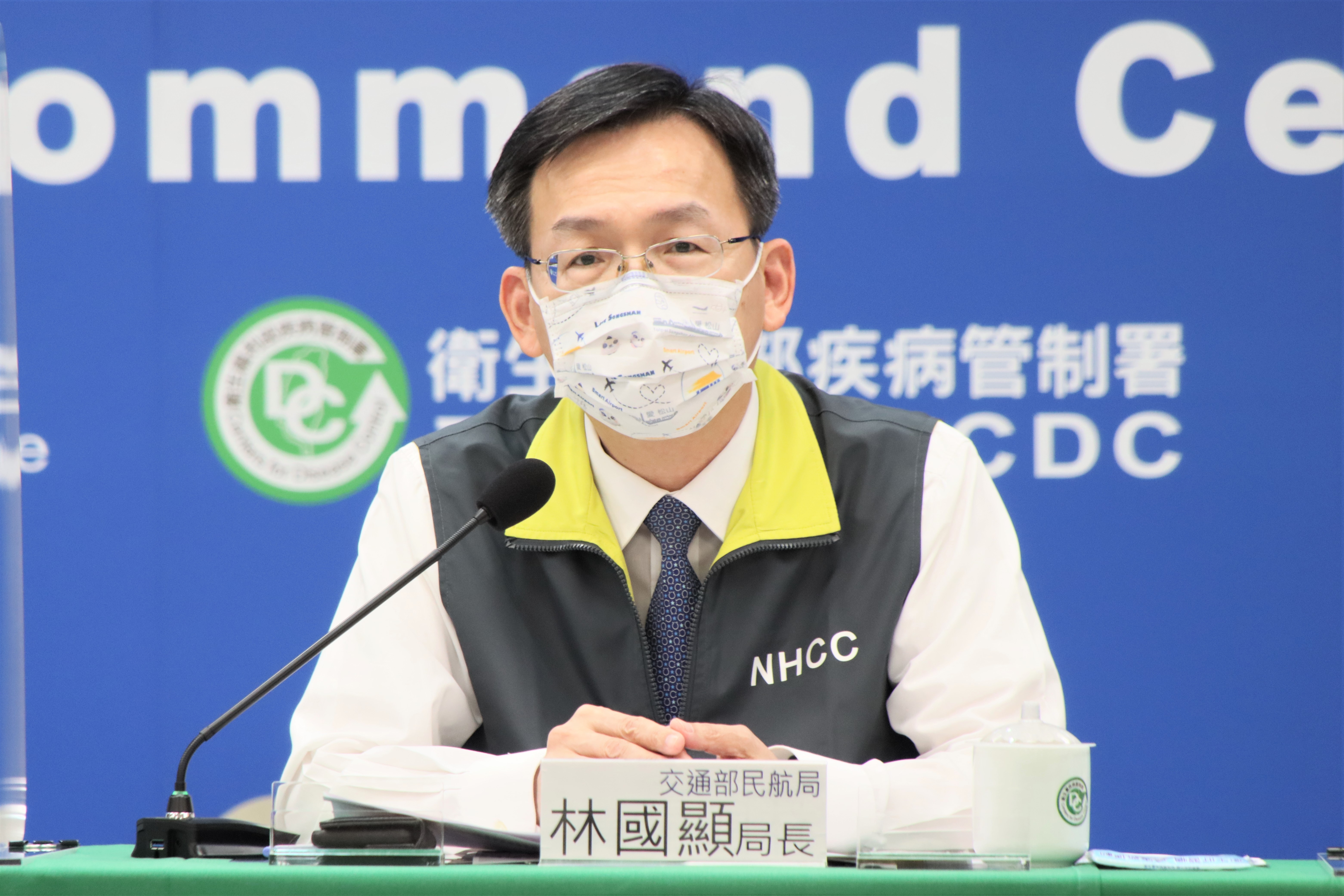 交通部民航局局長林國顯說明相關配套措施。（指揮中心提供）