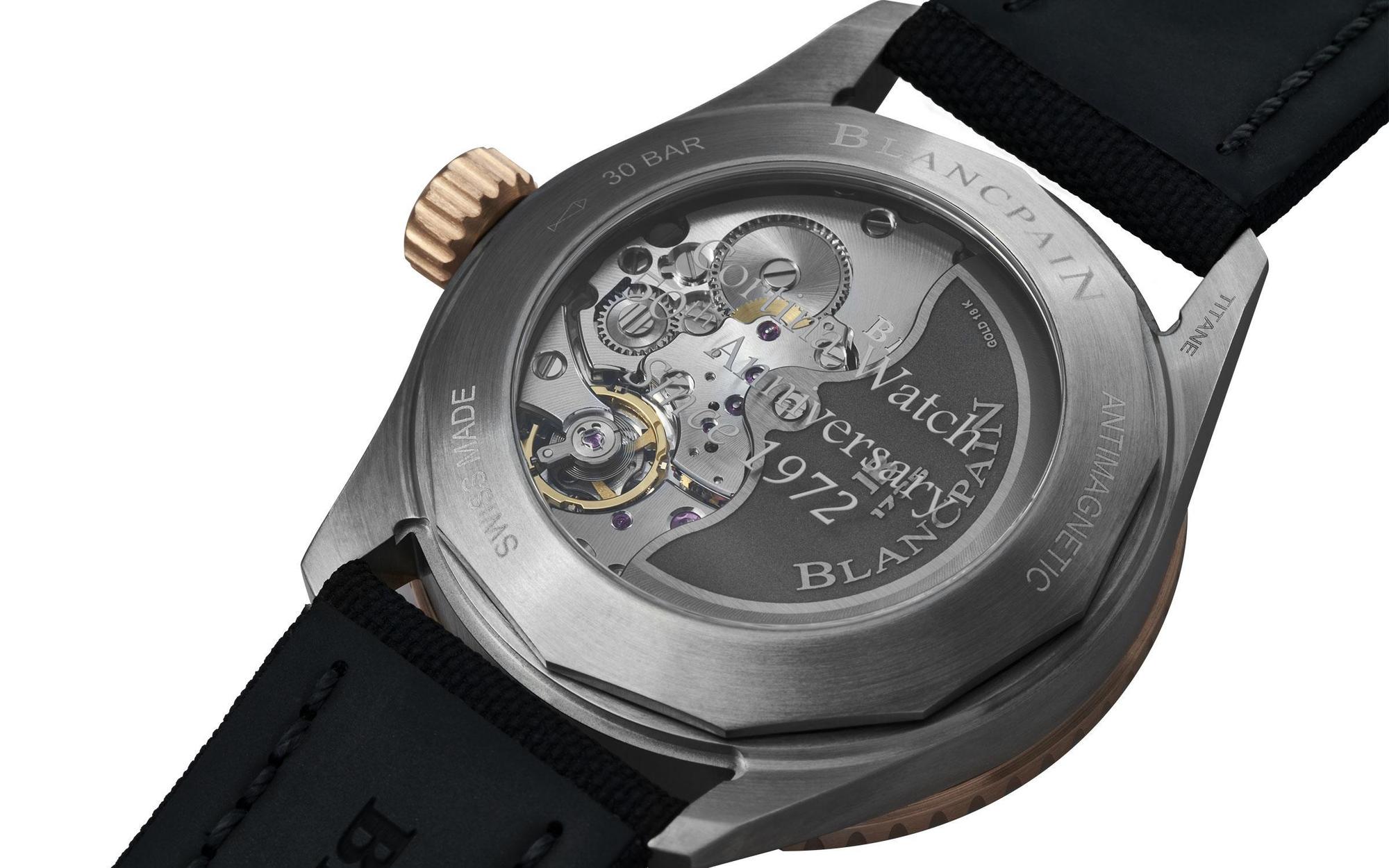 後底蓋的透明藍寶石水晶上，有「Cortina Watch 50th Anniversary since 1972」紀念字樣。