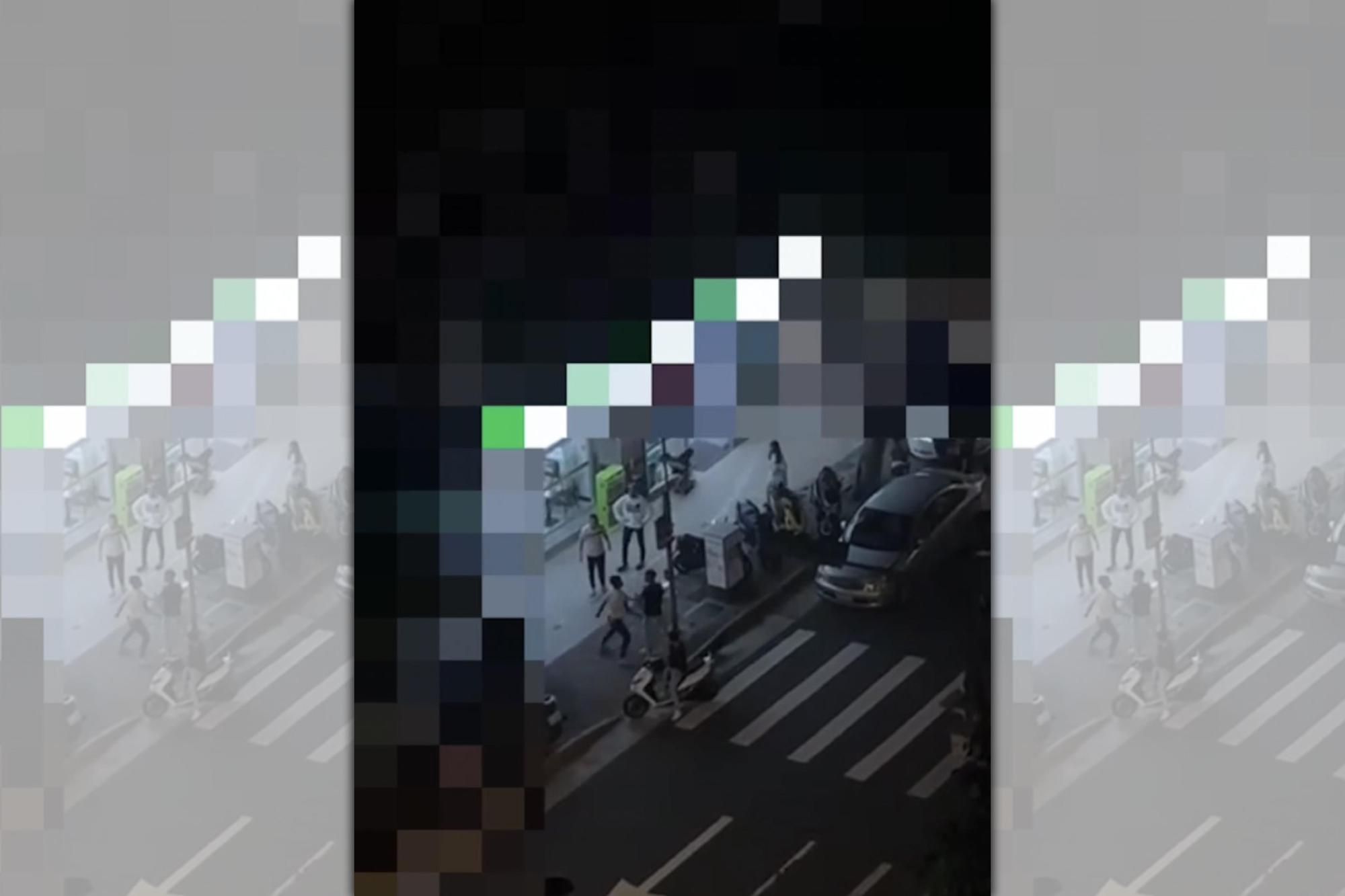 雙方各自撂人談判，卻引發當街持棍棒互毆亂鬥。（翻攝畫面）