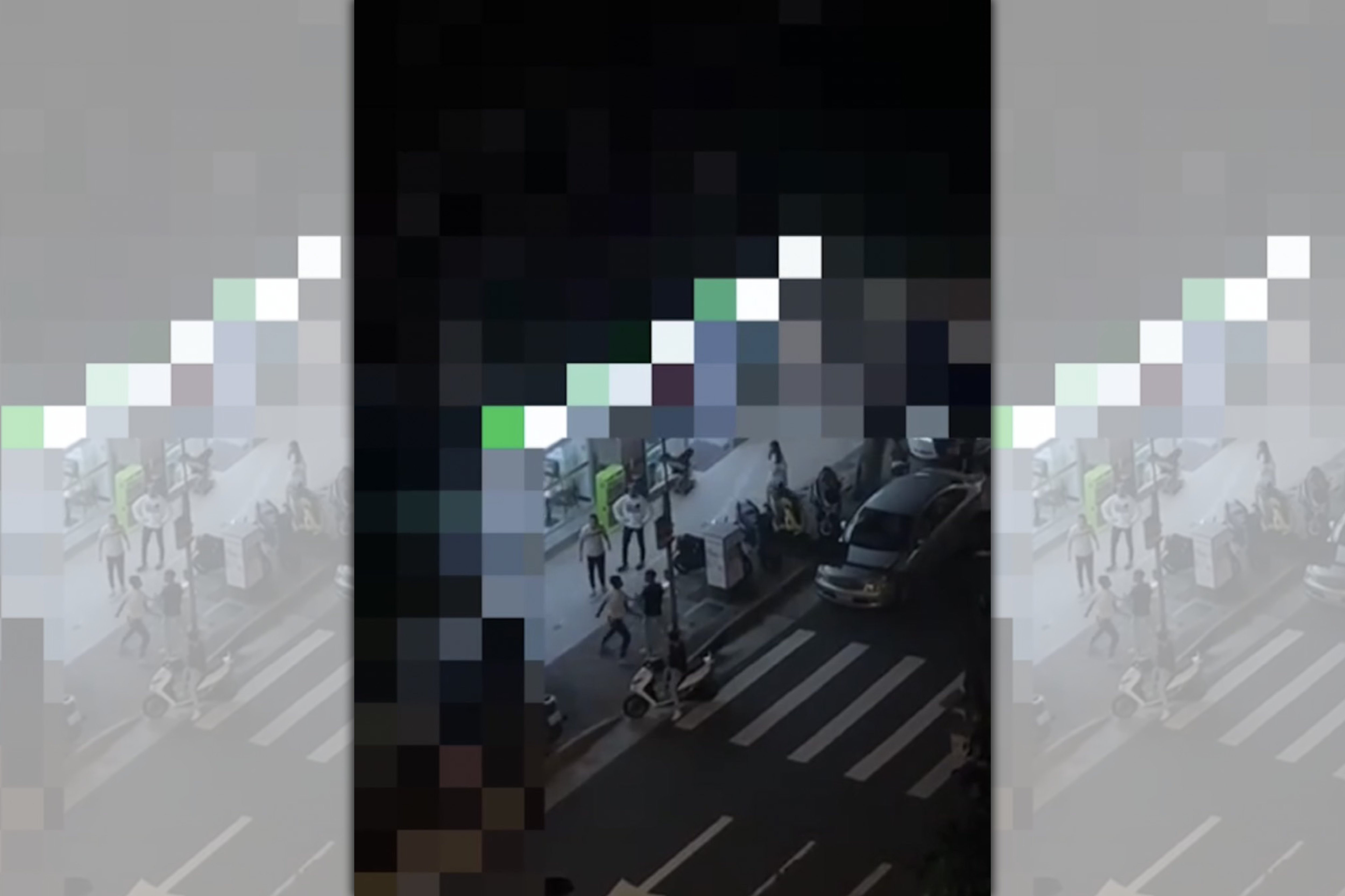 雙方各自撂人談判，卻引發當街持棍棒互毆亂鬥。（翻攝畫面）