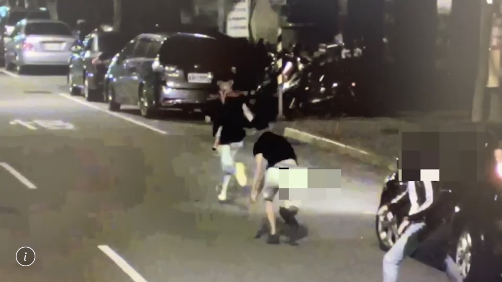 兩派人馬當街追逐、鬥毆。(翻攝畫面)