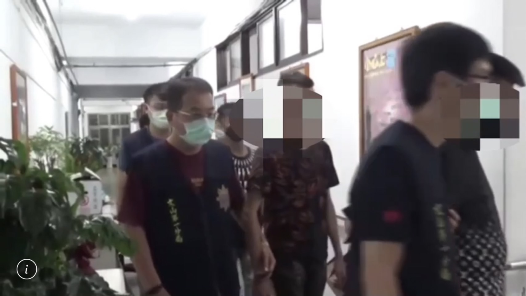 警方事後循線將參與聚眾鬥毆的12人通知到案說明。(翻攝畫面)