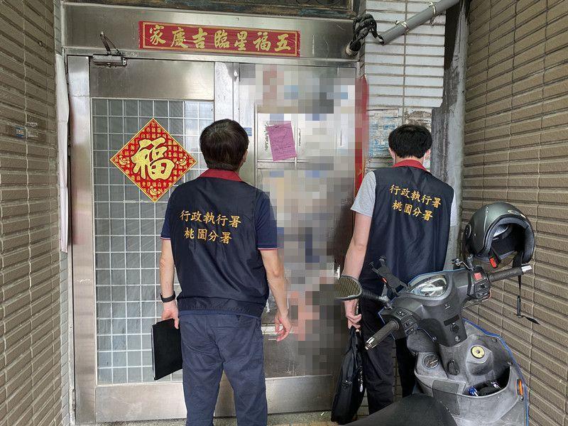 法務部行政執行署桃園分署派執行人員至陳父住處現場執行。（翻攝畫面）