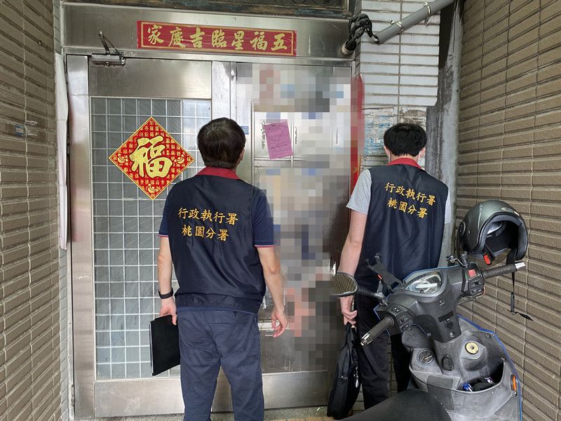 法務部行政執行署桃園分署派執行人員至陳父住處現場執行。（翻攝畫面）