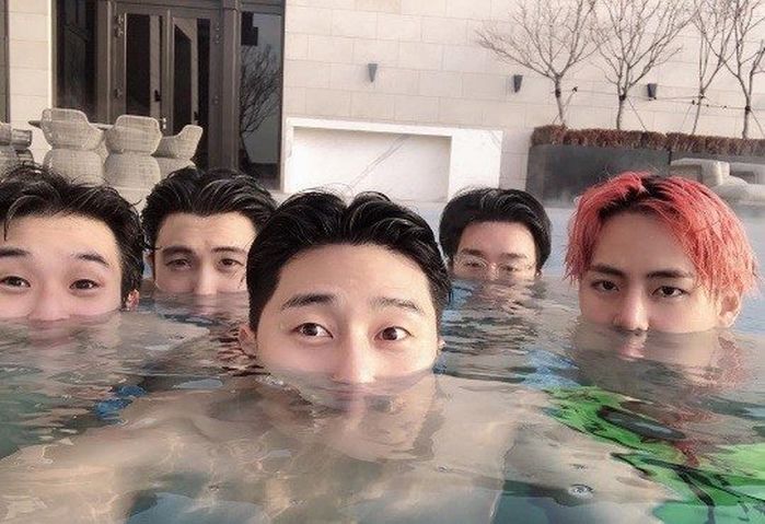 「Wooga家族」5人私下也很常出遊相聚，朴敘俊（中）曾分享和崔宇植（左起）、朴炯植、Peakboy、V的合照。（翻攝自朴敘俊Instagram）