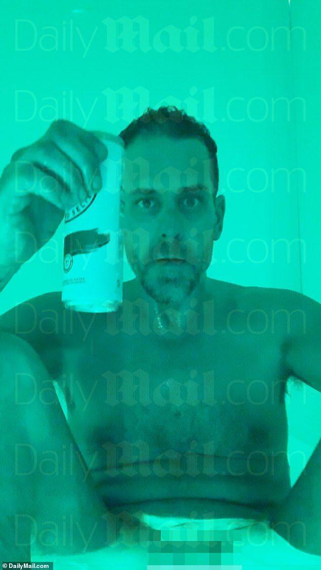 拜登在接受戒毒治療時，還故意自拍，錄下自慰、喝酒精飲料的誇張行為。（翻自英國《每日郵報》）