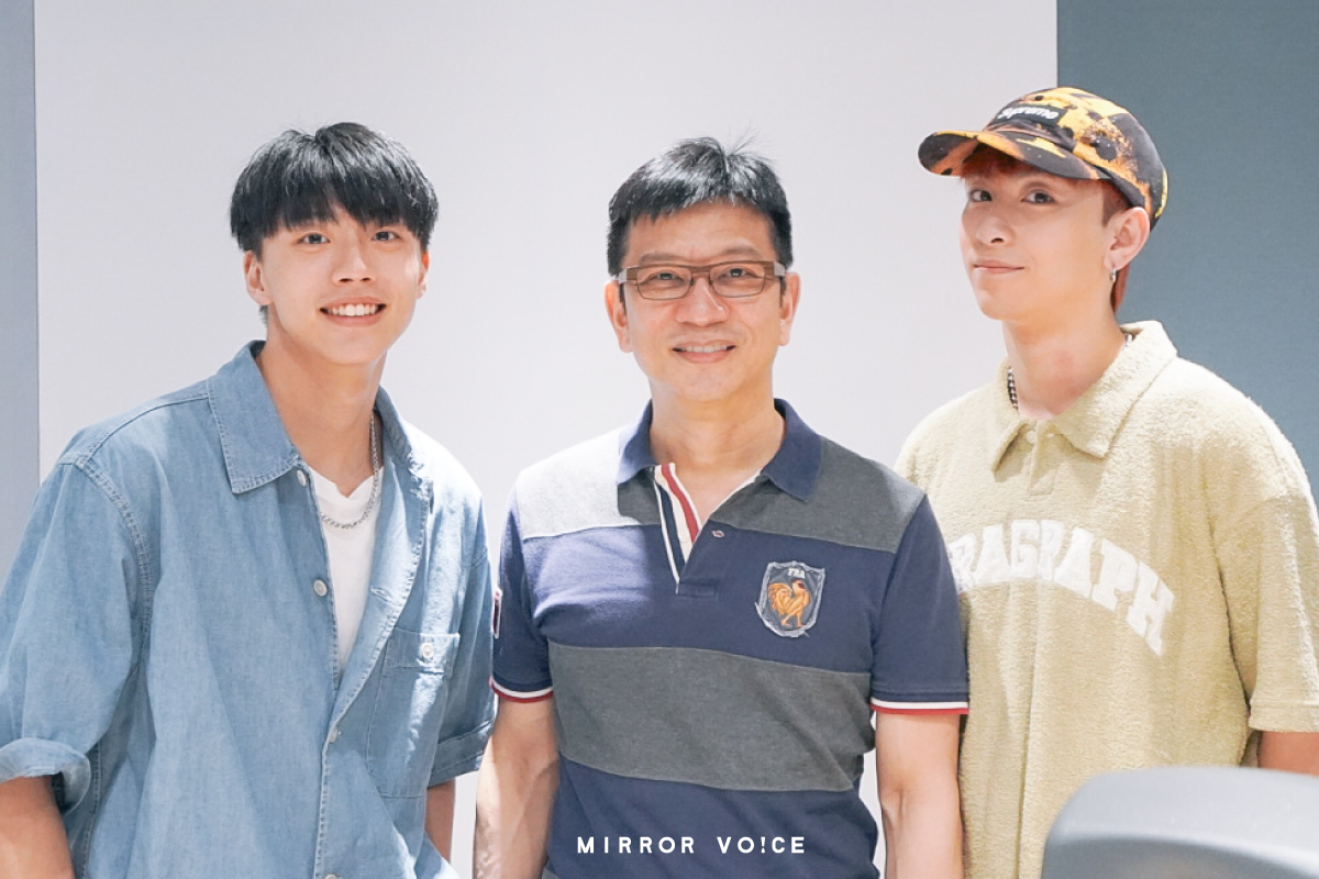 黃文廷（左）、曹家齊（右）與公司老闆陳子鴻（中）一同上《鏡好聽》podcast節目《娛樂住海邊》。（鏡好聽提供 陳克宇攝影）