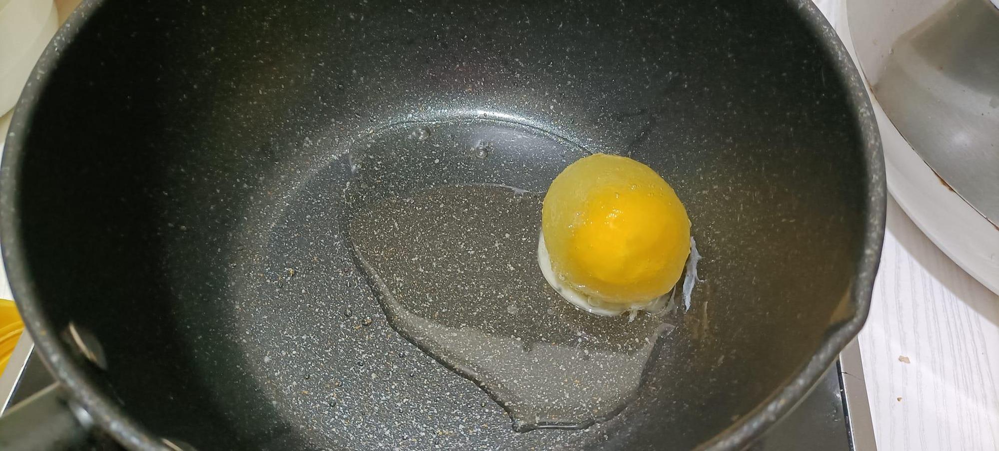 網友將結凍的雞蛋剝開外殼後，整個蛋黃都是固體，看起來就像兵乓球一樣。（翻攝自廚藝公社）