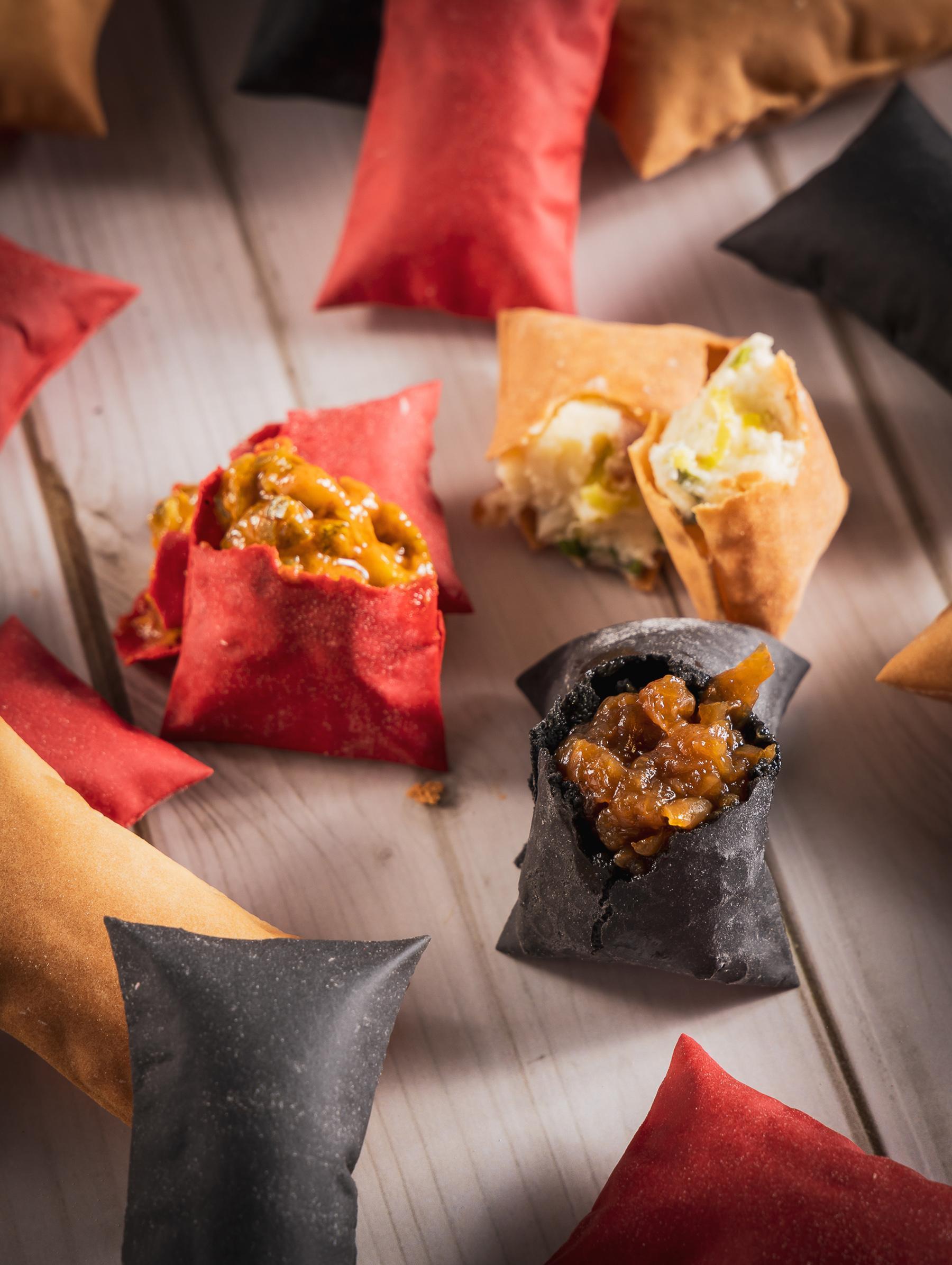 酥脆可口的「枕頭戰」,將焦化洋蔥、三星蔥薯泥、甜椒醬三款內餡,分別包在三種不同顏色的枕頭裡,特製內餡的濃郁香氣更在齒頰留香。(大直英迪格酒店提供)