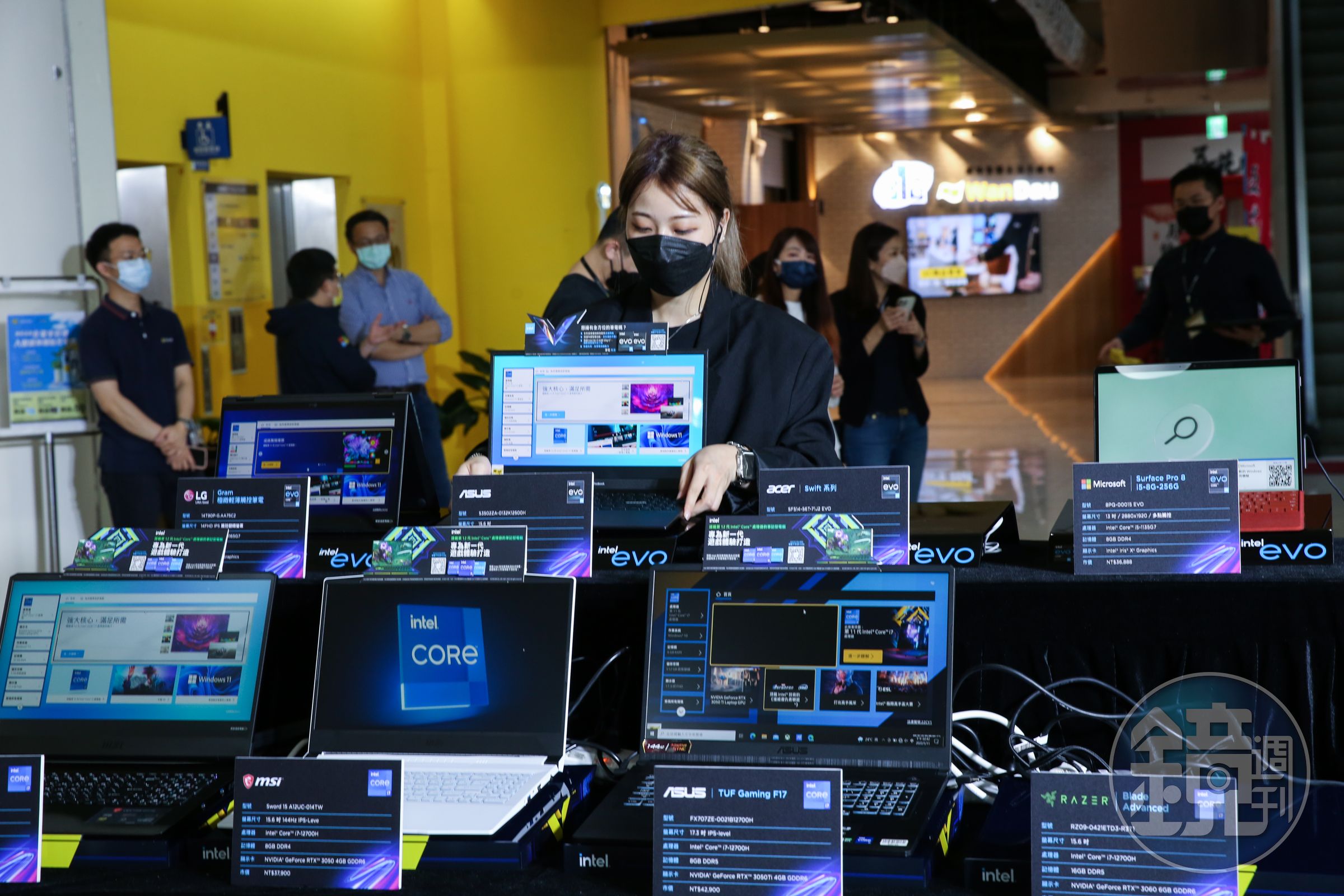 手機、筆電族群庫存調整壓力大，逢反彈應率先出脫。