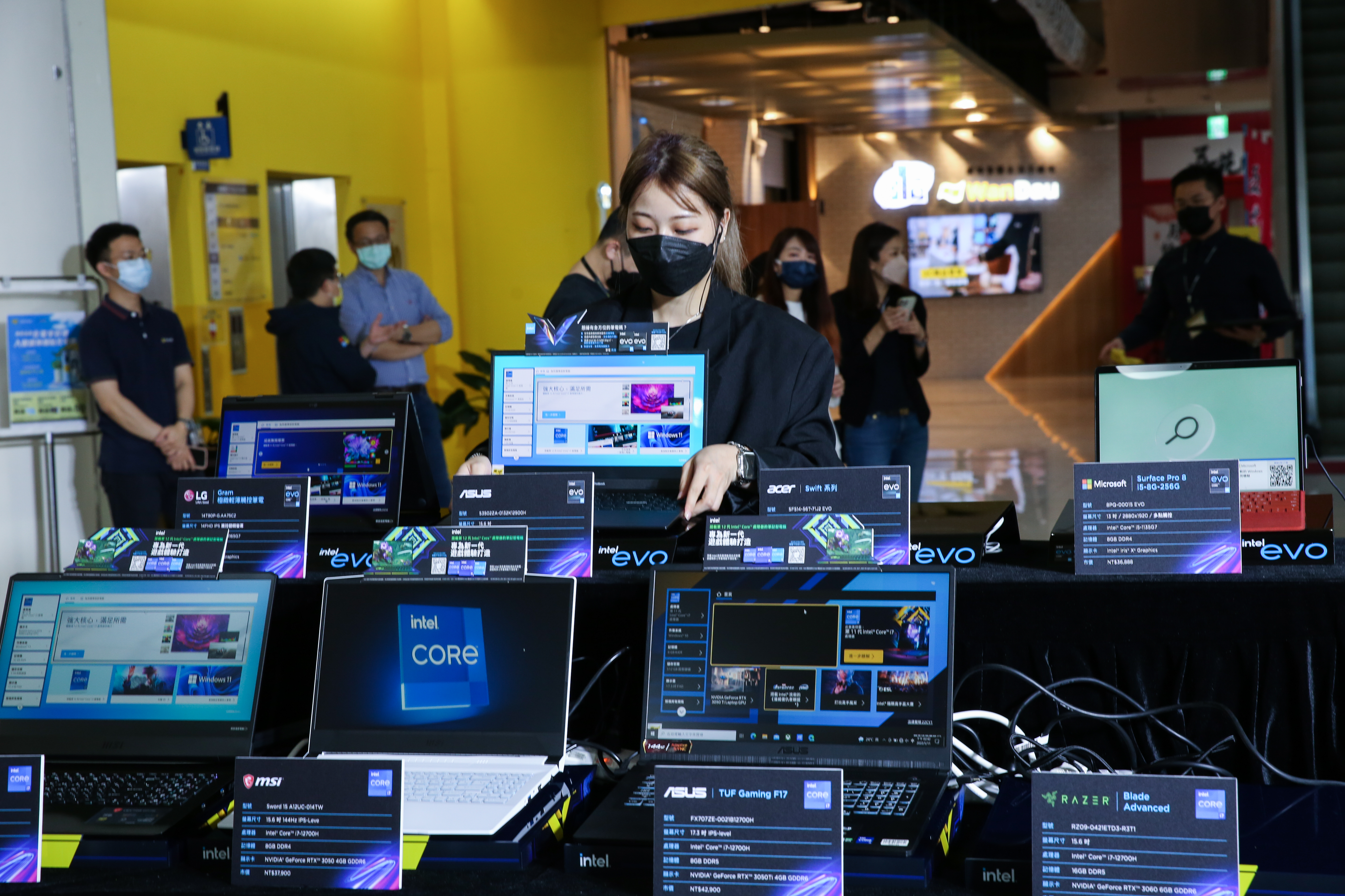 手機、筆電族群庫存調整壓力大，逢反彈應率先出脫。