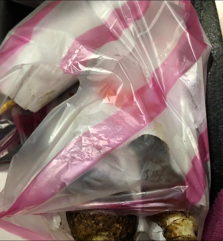 一名網友透露自己去夜市買烤玉米，但價格讓她震驚。（翻攝自爆料公社）
