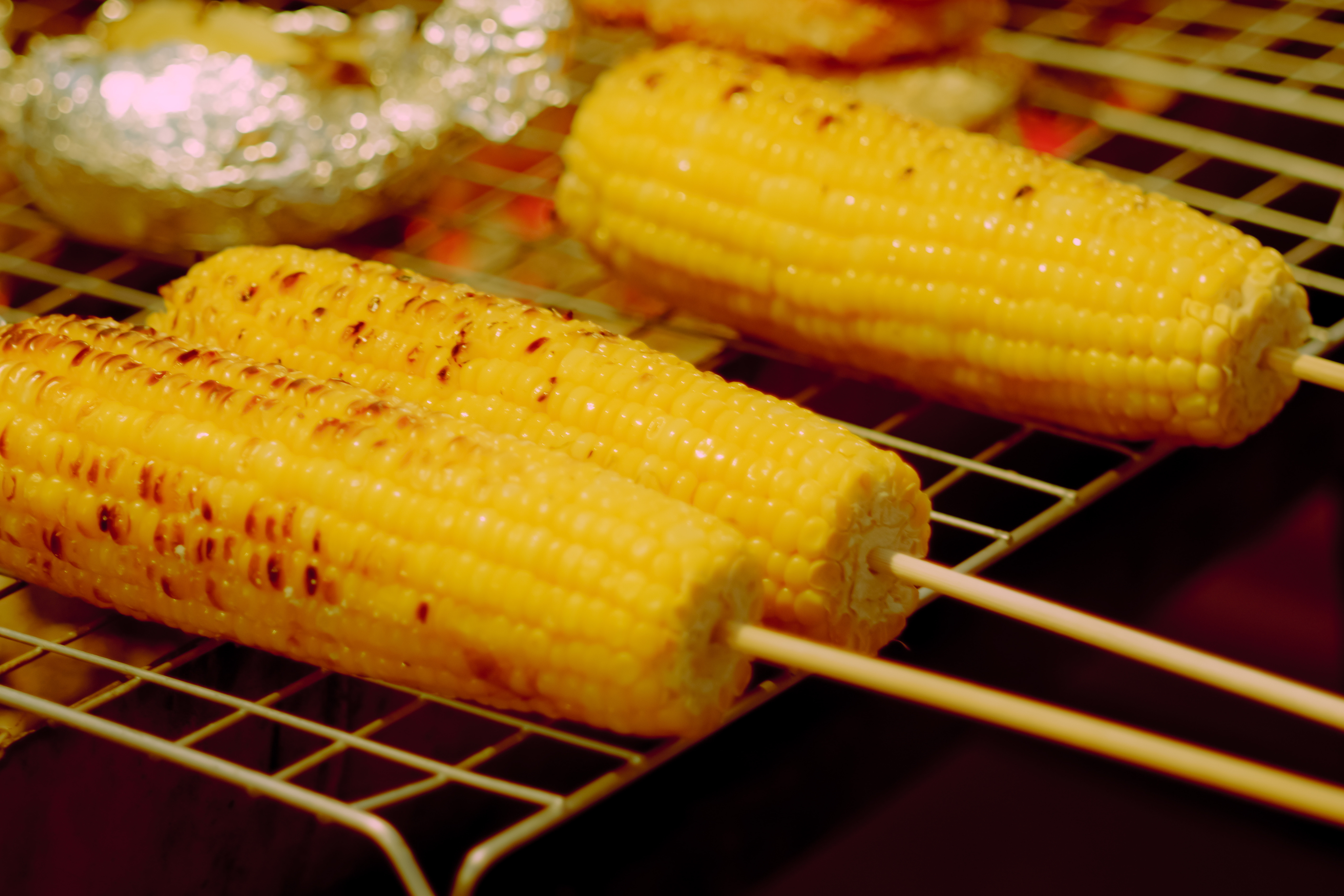 夜市常見小吃「烤玉米」價格再成網友熱議話題；示意圖，與當事無關。（東方ic）