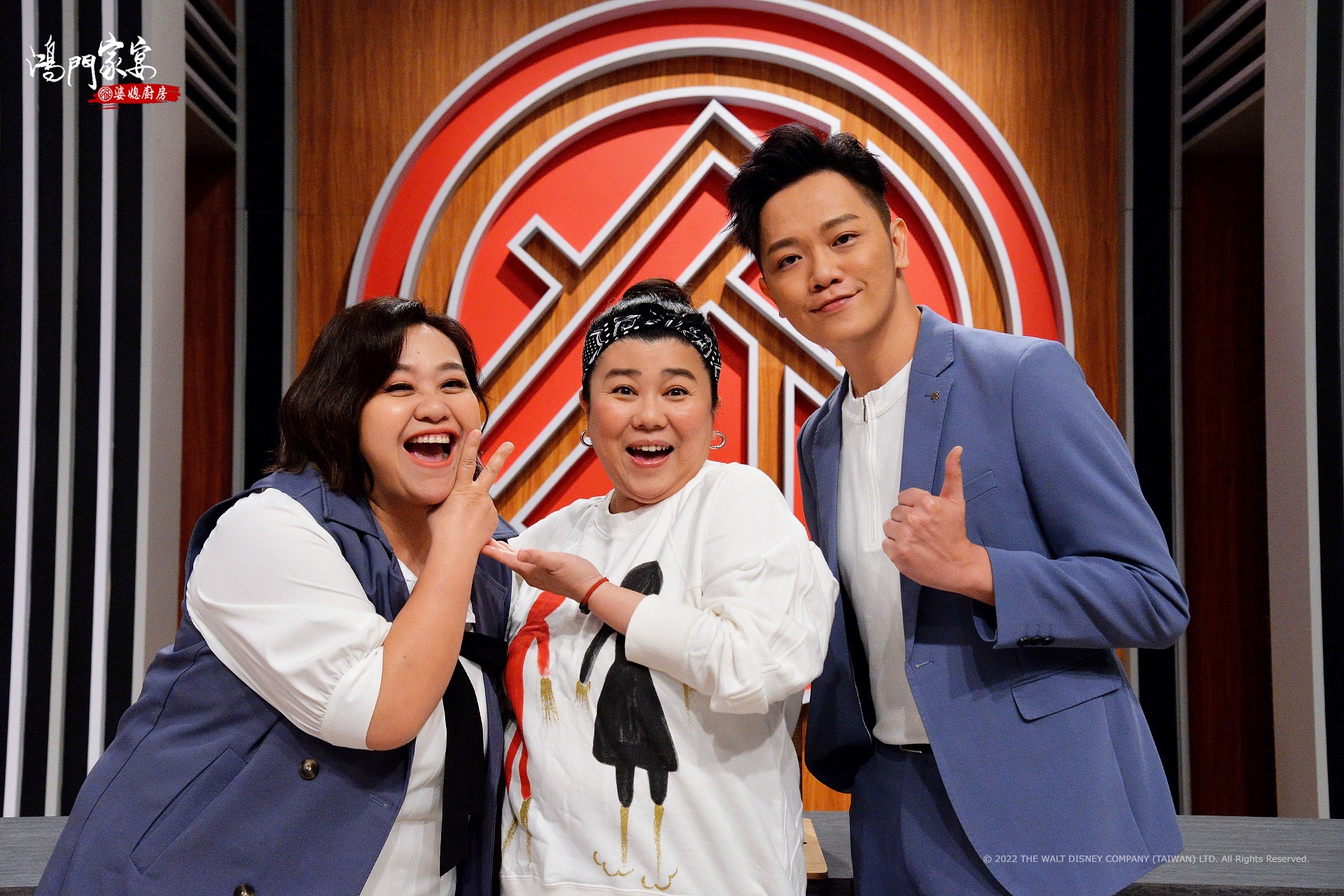 （左起）鍾欣凌、林美秀、索艾克錄製料理節目。（衛視中文台提供）