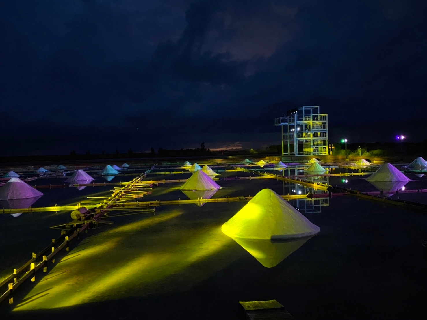 台南北門井仔腳鹽田的白色鹽田，在燈光雕塑下，變成了魔幻的樣子。