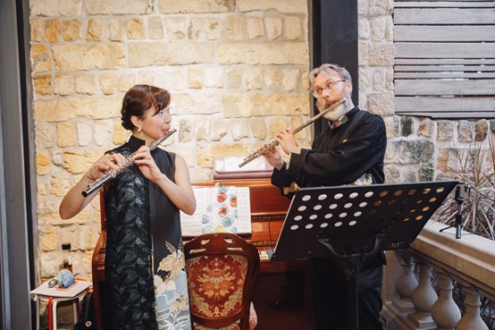 國家交響樂團長笛首席安德石、副首席宮崎千佳，以台灣美好為題於義賣現場演奏。（Moomento漫拾光提供）