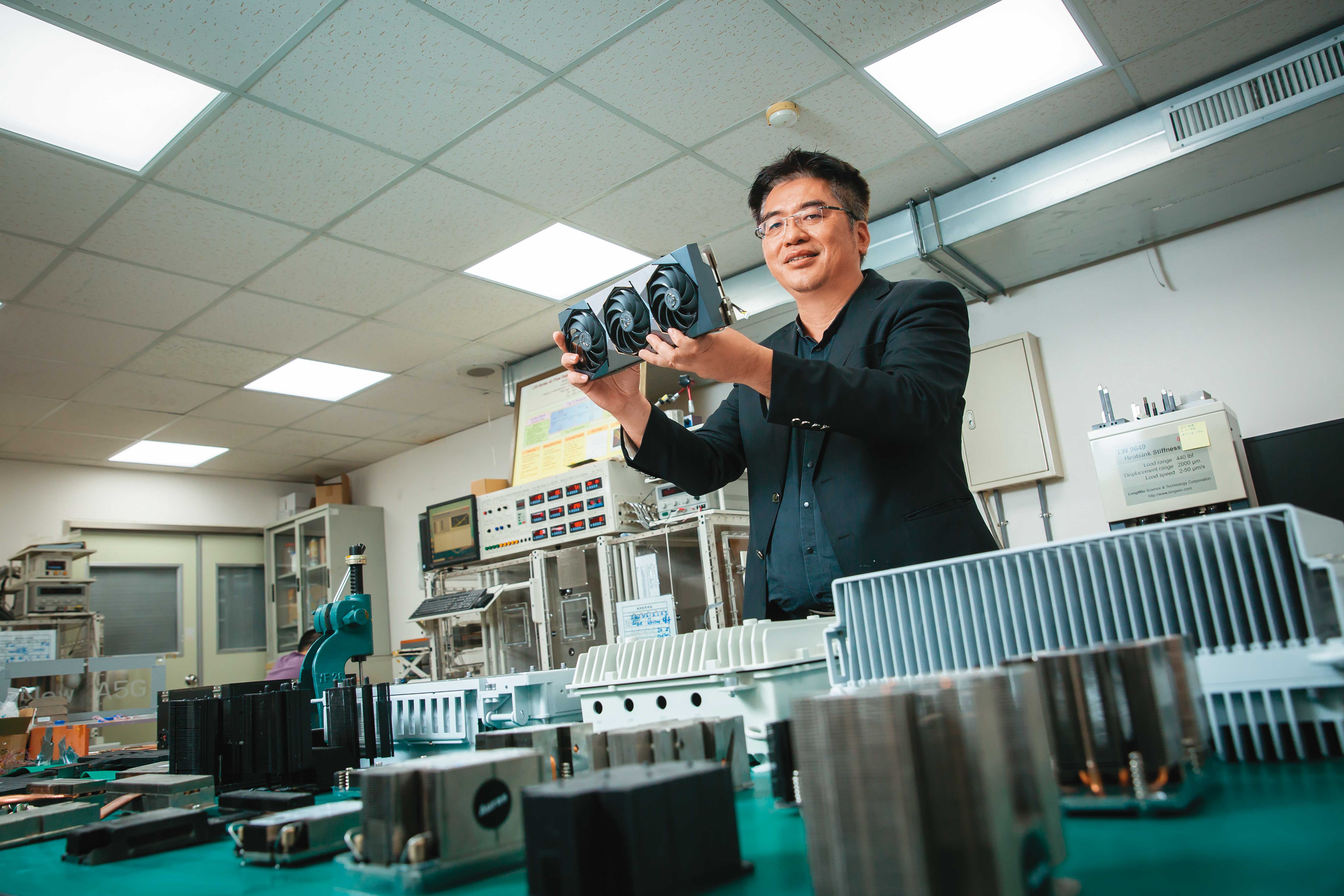 23年前林育申創立雙鴻，靠著精準眼光切入不同市場與服務到位，現在已是電競筆電散熱龍頭，包括蘋果、微星、三星等都是客戶。