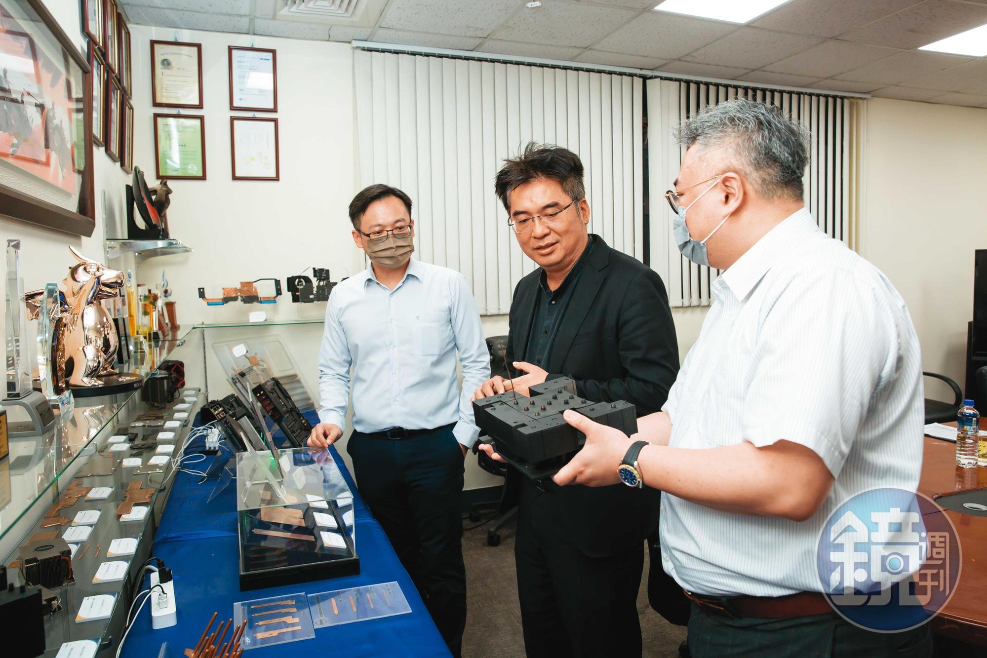 林育申（中）重視研發、服務，雙鴻的產品應用在包括筆電、電競電腦、伺服器等領域。