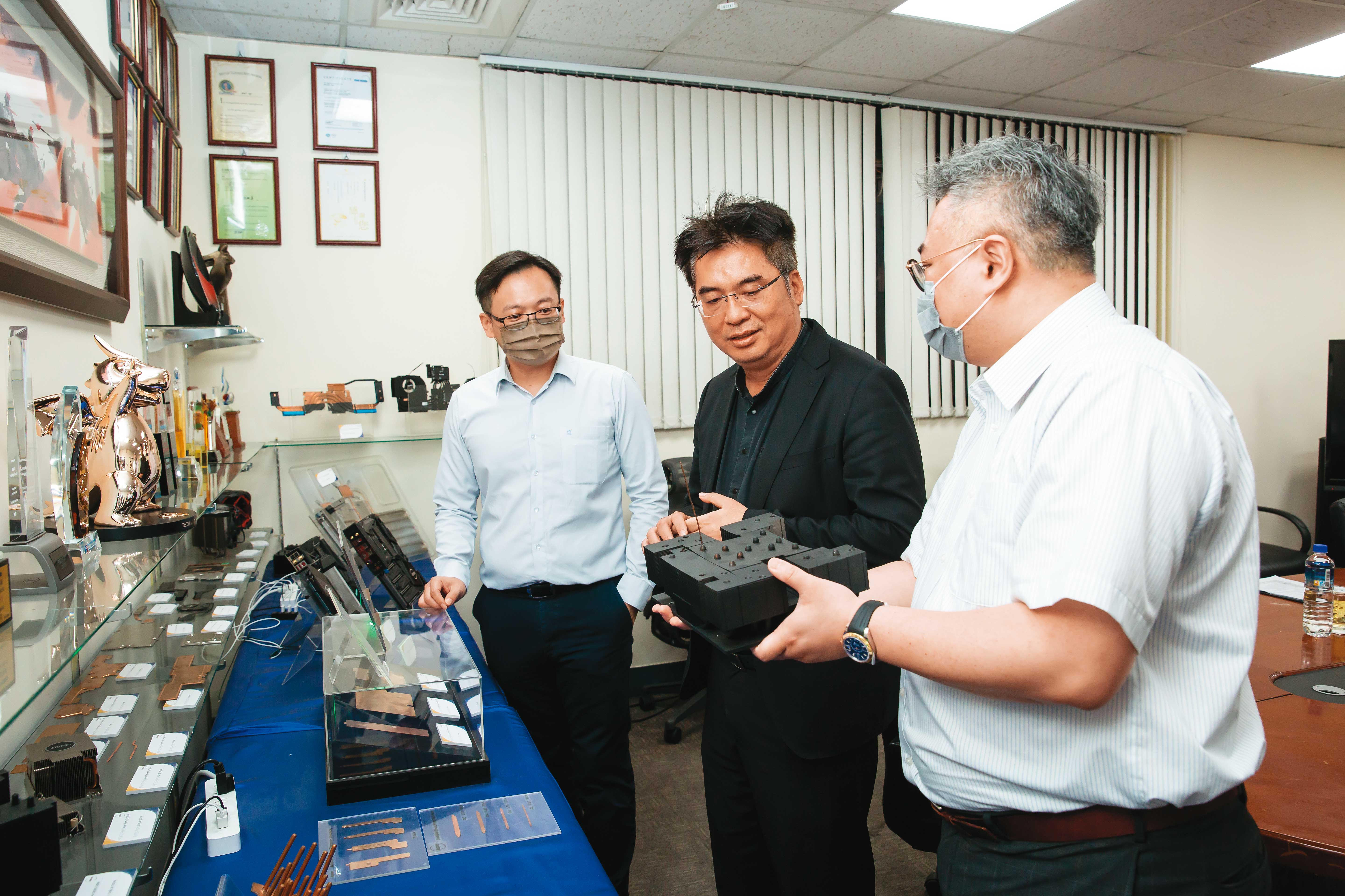 林育申(中)重視研發、服務,雙鴻的產品應用在包括筆電、電競電腦、伺服器等領域。