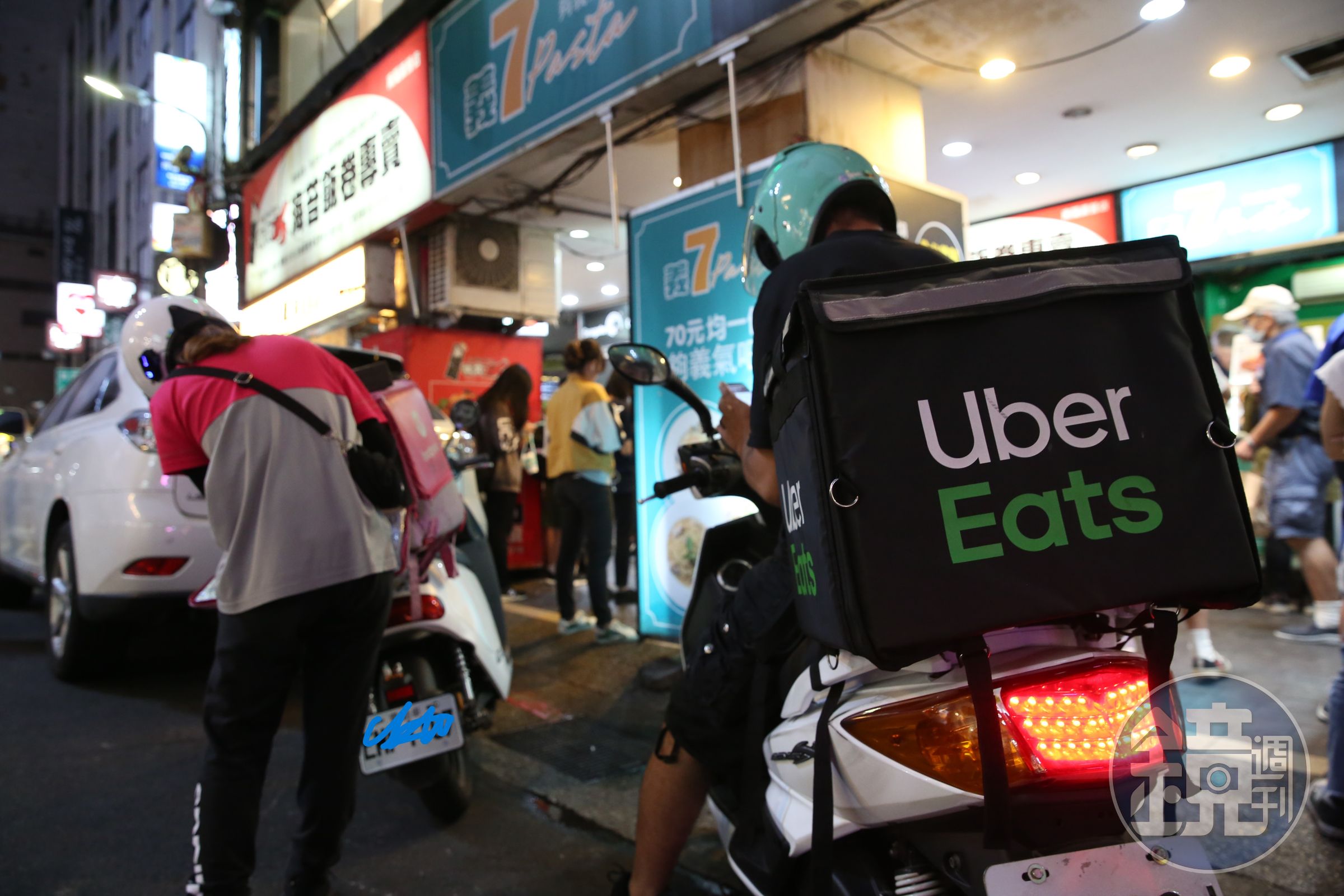 外送平台有規定外送員要將餐點送達到指定樓層，不過有些外送員則不願遵循；示意圖，非當事人。（本刊資料照）