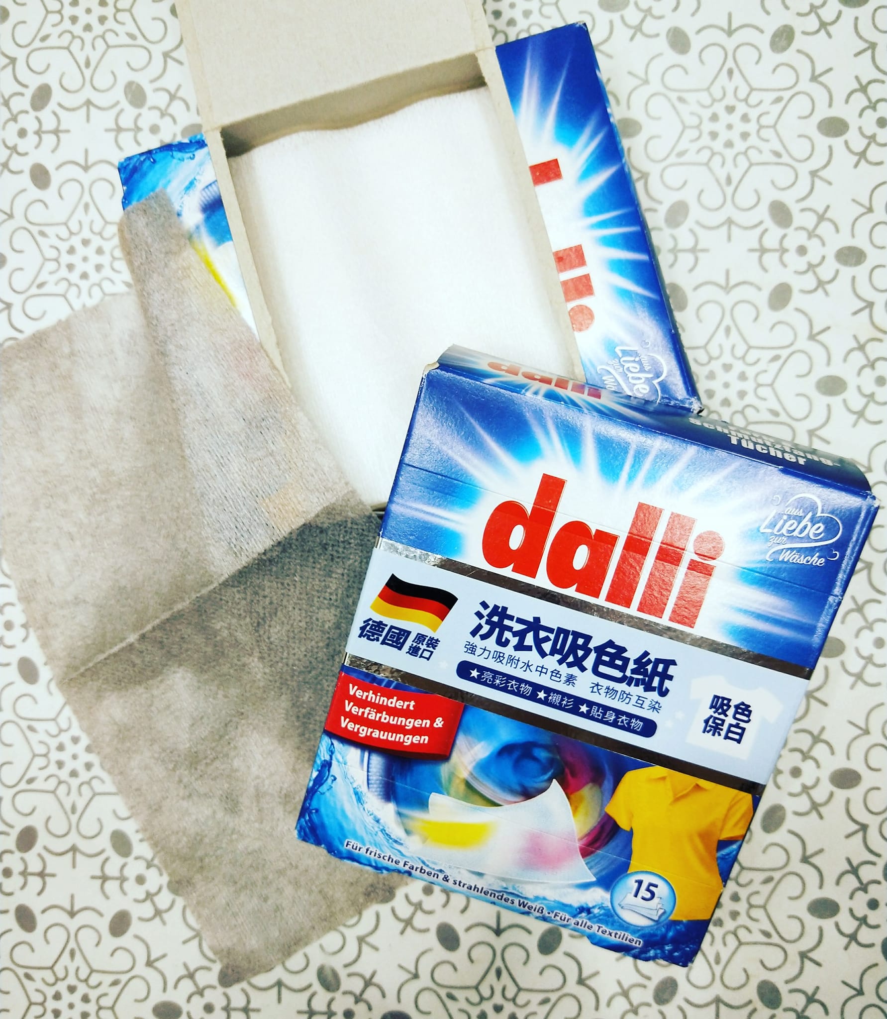 德國dalli神奇洗衣吸色紙，洗衣服時加入1片就有效果。（翻攝自我愛全聯-好物老實説）