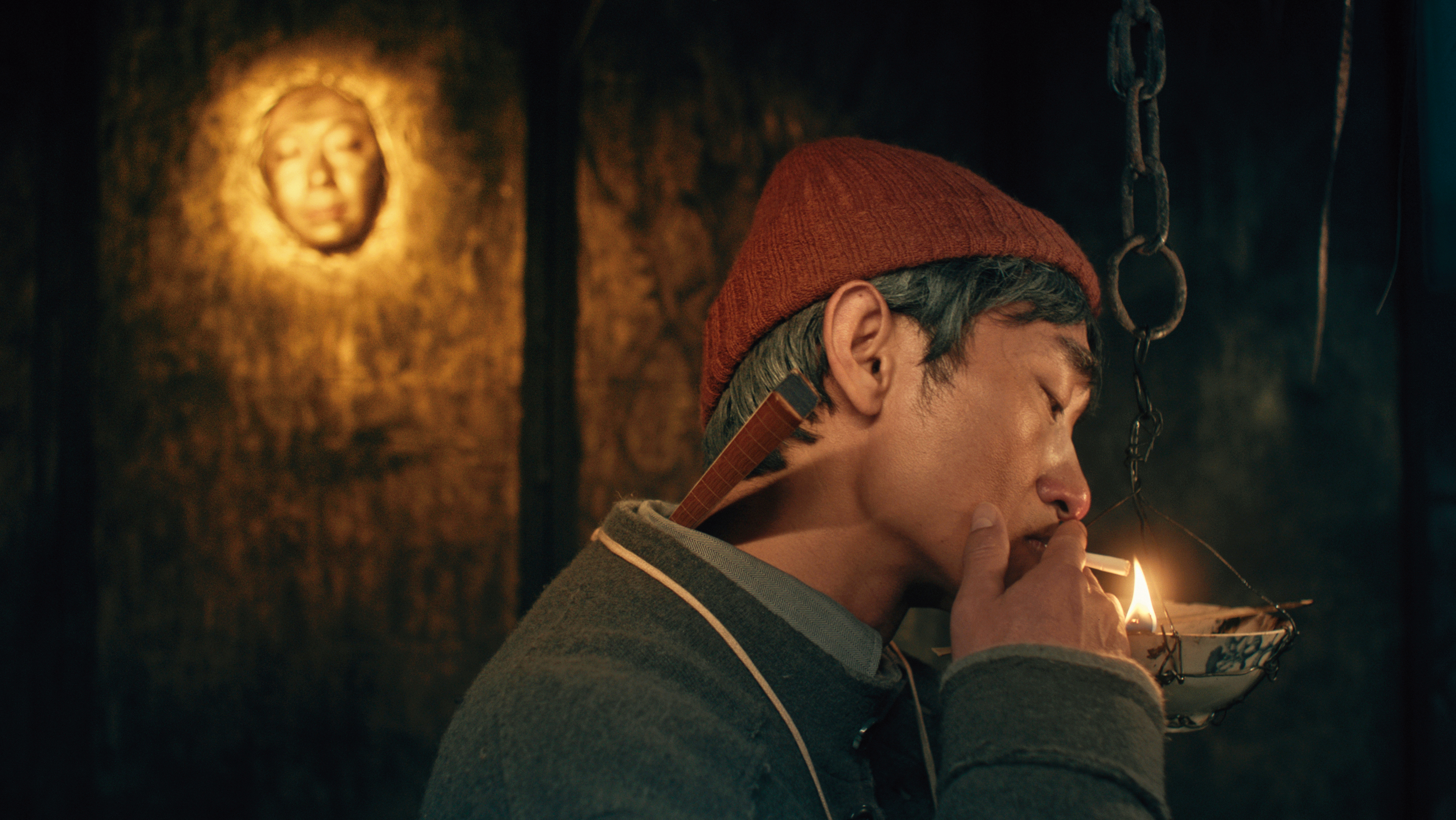 曾是獨立電影節策展人的易思成，在《椒麻堂會》中飾演川劇名丑邱福（圖），邱炯炯以其繪製成肖像畫。（台北電影節提供）