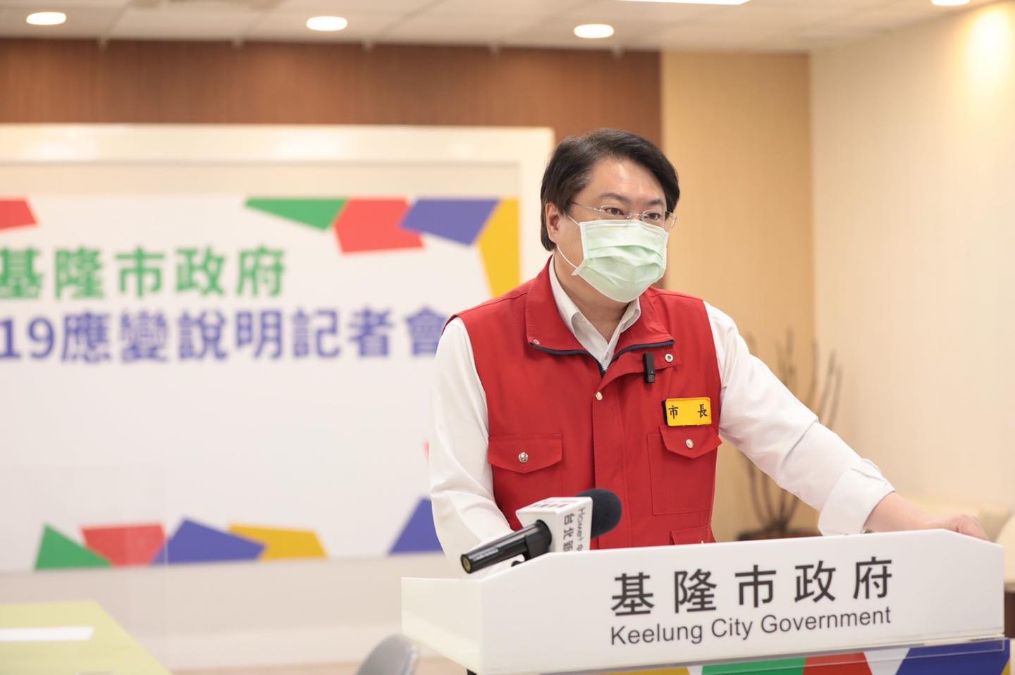 基隆市長林右昌確診發燒、畏寒症狀折騰了一整晚，讓他幾乎沒睡。（翻攝自林右昌UChange臉書）