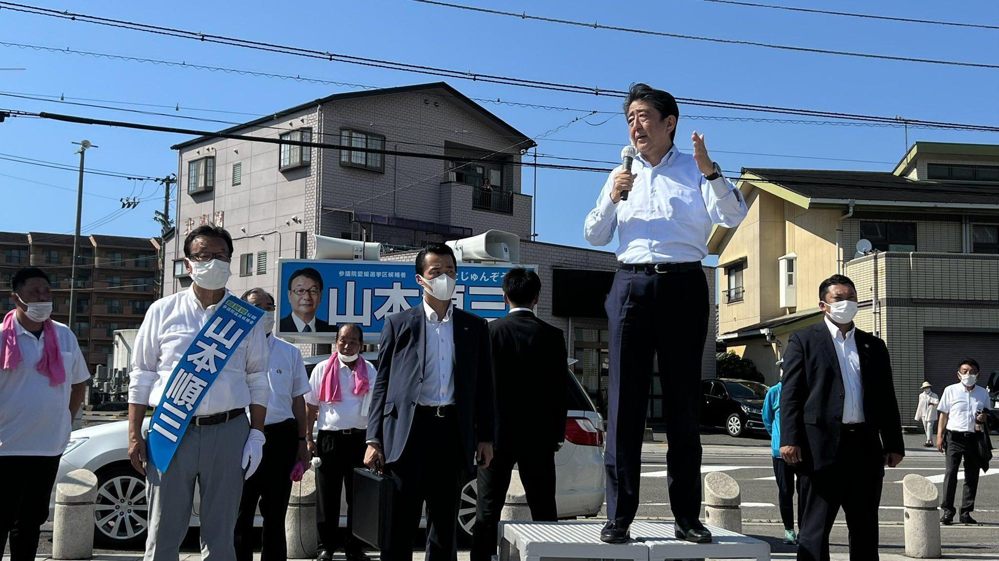 安倍晉三在街頭發表演說時遭到槍擊。非現場照。（翻攝自安倍推特）