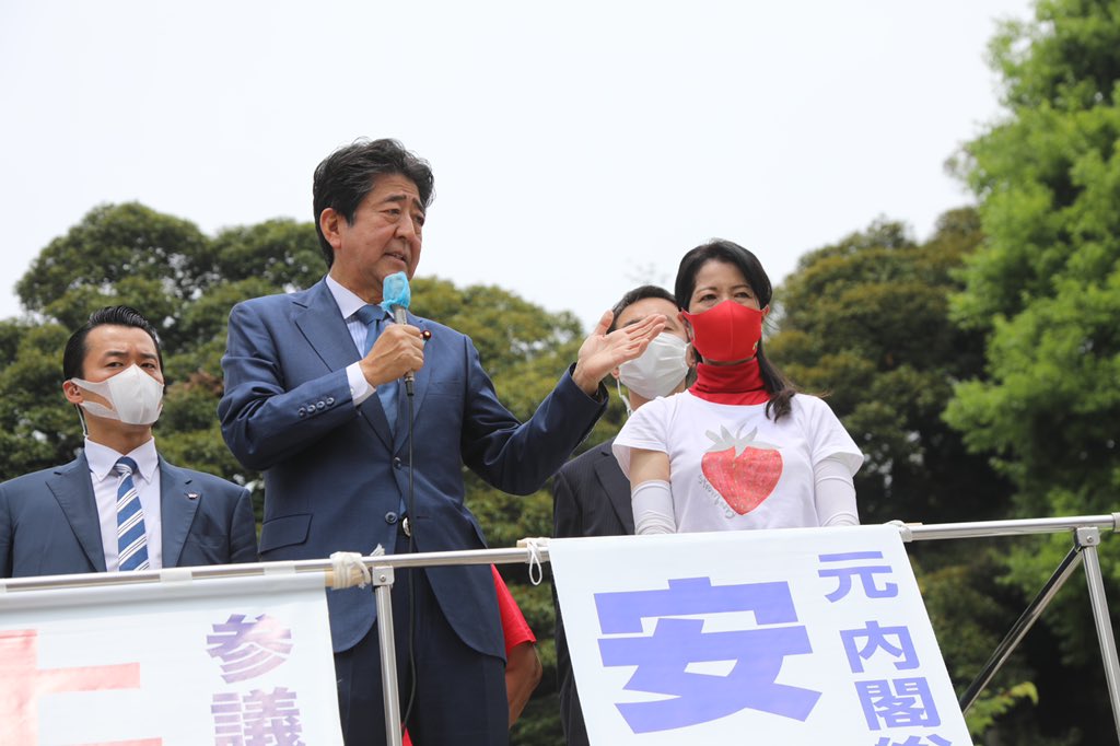 日本前首相安倍晉三今(8)傳出在奈良進行街頭演講時遭槍擊,目前送往醫院急救中。(翻攝推特)