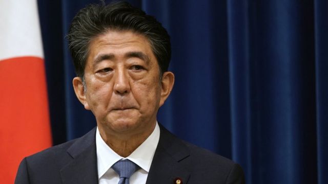 安倍晉三遭霰彈槍從背後攻擊，傳心肺停止。（翻自BBC）